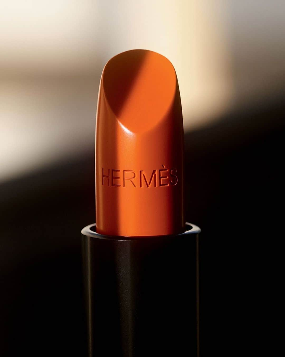 エルメスさんのインスタグラム写真 - (エルメスInstagram)「Up close and personal.   #Beautyseeker   #OrangeBoite   #Hermes  #HermesBeauty」8月21日 1時06分 - hermes