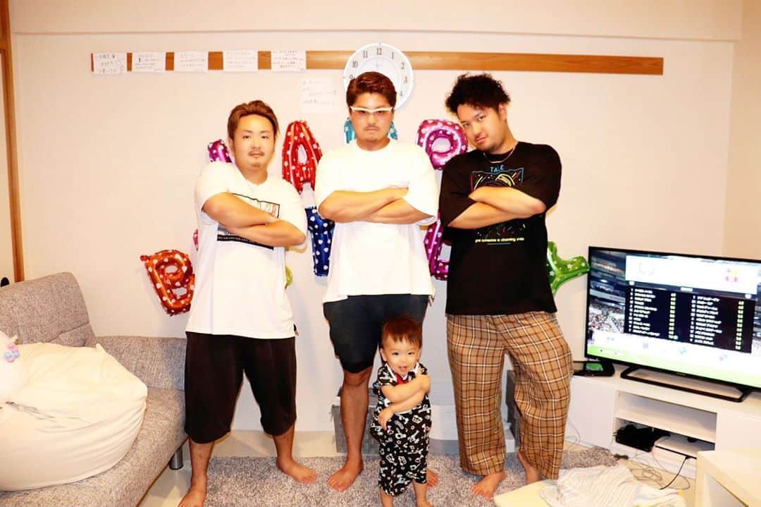 Momoeのインスタグラム：「ねぇこんな可愛いことある？ . .  #happy #家事 #育児 #family #家族 #boy #smile #男の子 #息子 #code #love #lucky #kids #子供 #thankyou #宝物 #ベビー #fashion #follow #心 #縁 #パパ #ママ #家族写真 #男の子ママ #赤ちゃん写真 #photo #子育て #1歳 #flower」