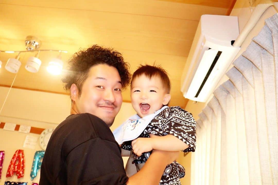Momoeのインスタグラム：「❤️しょーみよ❤️ . .  #happy #家事 #育児 #family #家族 #boy #smile #男の子 #息子 #code #love #lucky #kids #子供 #thankyou #宝物 #ベビー #fashion #follow #心 #縁 #パパ #ママ #家族写真 #男の子ママ #赤ちゃん写真 #photo #子育て #1歳 #flower」