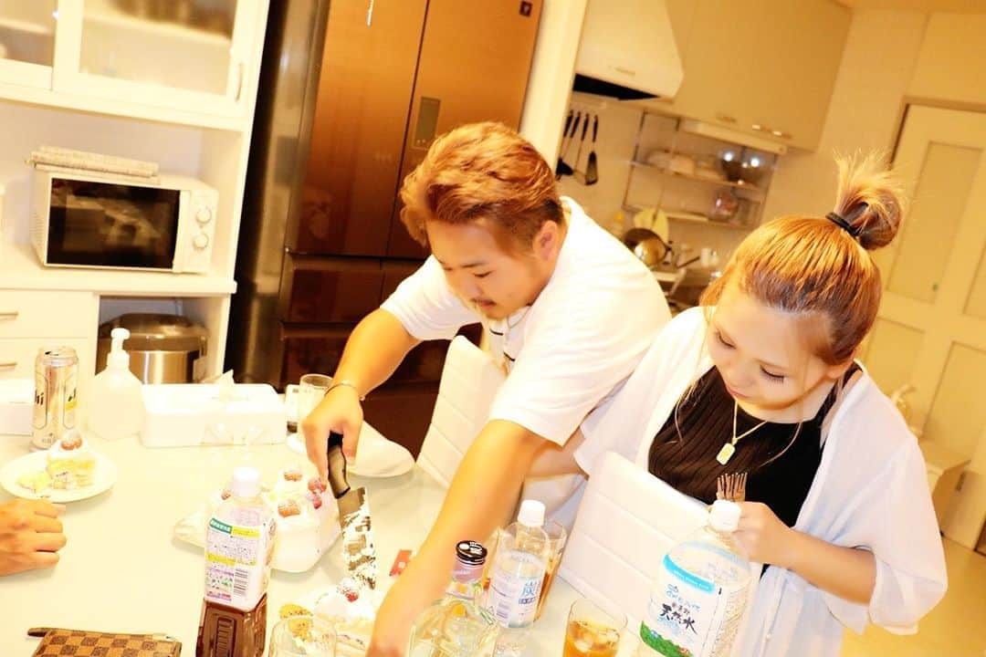 Momoeのインスタグラム：「可愛すぎ夫婦❤️ . .  #happy #家事 #育児 #family #家族 #boy #smile #男の子 #息子 #code #love #lucky #kids #子供 #thankyou #宝物 #ベビー #fashion #follow #心 #縁 #パパ #ママ #家族写真 #男の子ママ #赤ちゃん写真 #photo #子育て #1歳 #flower」