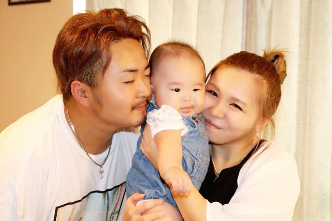 Momoeのインスタグラム：「癒し❤️大好き❤️ . .  #happy #家事 #育児 #family #家族 #boy #smile #男の子 #息子 #code #love #lucky #kids #子供 #thankyou #宝物 #ベビー #fashion #follow #心 #縁 #パパ #ママ #家族写真 #男の子ママ #赤ちゃん写真 #photo #子育て #1歳 #flower」