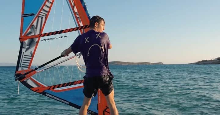 Bars and Melodyのインスタグラム：「@suhtorii the new windsurfer in the new @sadboistore drop 🌊🏄🏼‍♂️」