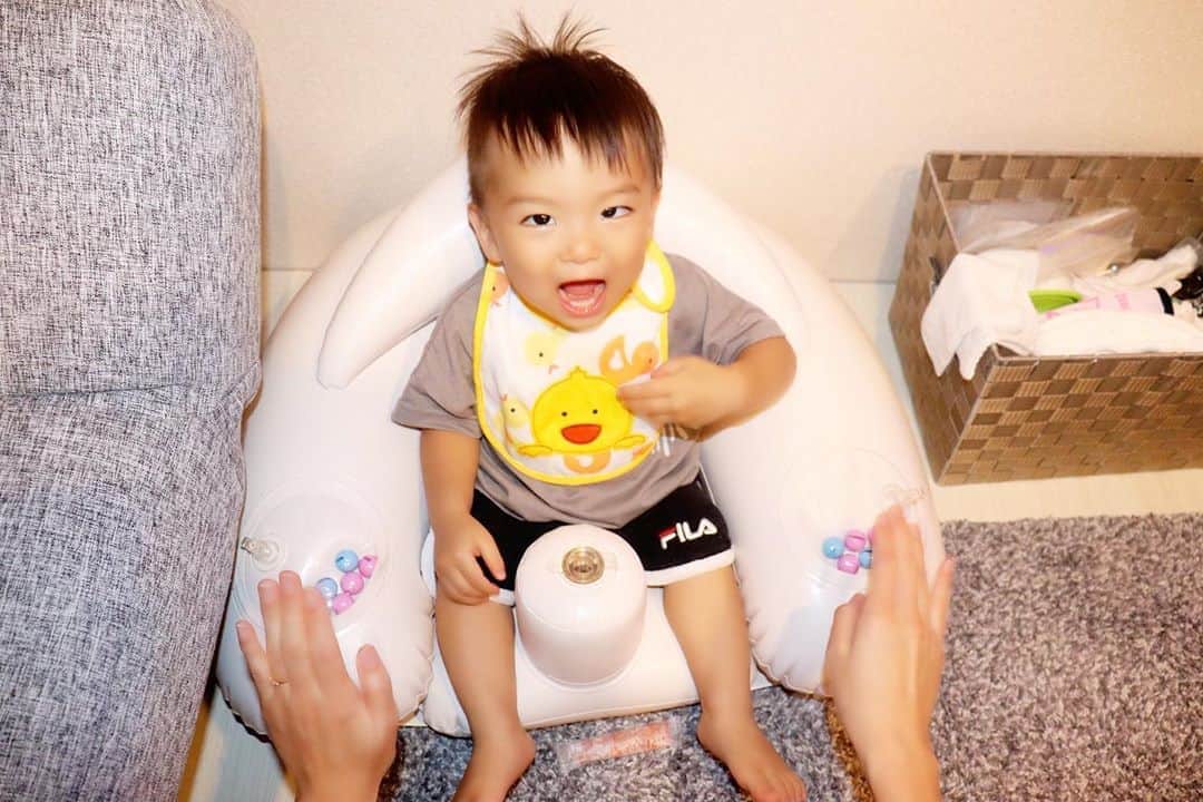 Momoeのインスタグラム：「はるくんが座ってるのみて 自分も座りたくなった人 . .  #happy #家事 #育児 #family #家族 #boy #smile #男の子 #息子 #code #love #lucky #kids #子供 #thankyou #宝物 #ベビー #fashion #follow #心 #縁 #パパ #ママ #家族写真 #男の子ママ #赤ちゃん写真 #photo #子育て #1歳 #flower」