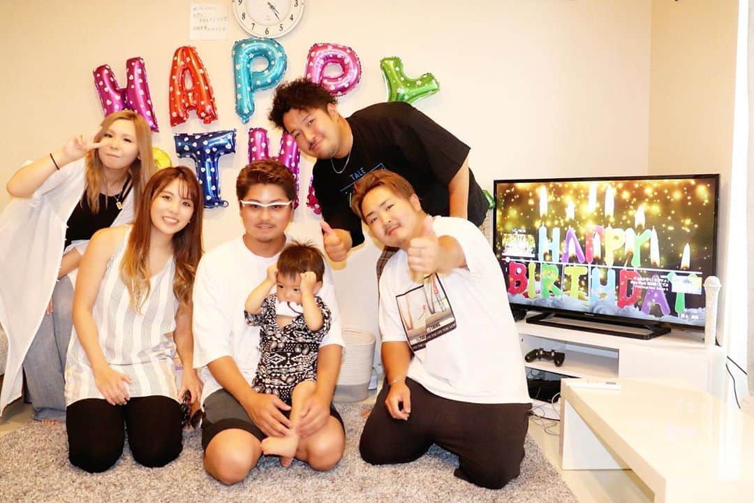 Momoeのインスタグラム：「かなさん❤️ てぃんちゃん❤️ しょーご❤️ お祝いしてくれて ありがとうございました🙇‍♀️💕 わざわざ飾り付けしてくれて ケーキまで用意してくれて😭💕 嬉しかった😭💕 入った瞬間クラッカーでびっくり😂 みよ人生初のクラッカー🎉 反応はまさかの無。笑 みんな本当にありがとう🙇‍♀️🙇‍♀️❤️✨ 大好き🥺❤️❤️❤️❤️❤️ （写真ありすぎてインスタ中毒の人みたいになった） （インスタ中毒って何？） （とりあえずみんなしばらくスクロールしてもしてもこの日の写真だよ） （ある意味呪い） （ハッシュタグじゃなくてカッコとかカッコよくね？） （おやすみ。） . .  #happy #家事 #育児 #family #家族 #boy #smile #男の子 #息子 #code #love #lucky #kids #子供 #thankyou #宝物 #ベビー #fashion #follow #心 #縁 #パパ #ママ #家族写真 #男の子ママ #赤ちゃん写真 #photo #子育て #1歳 #flower」
