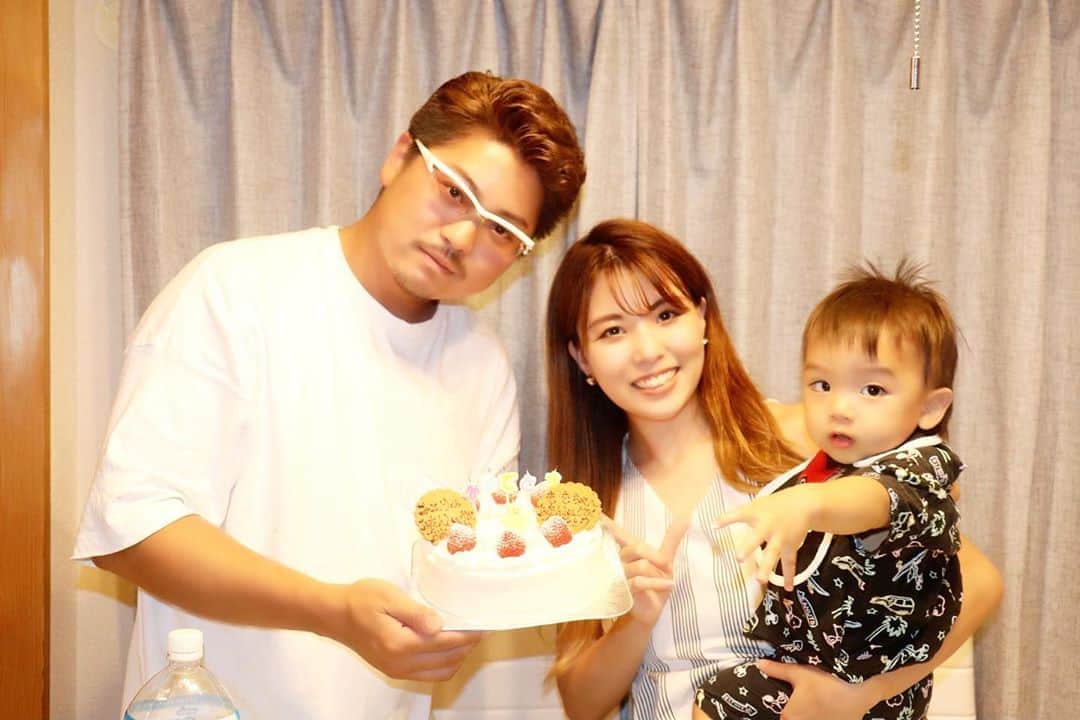 Momoeのインスタグラム：「家族写真❤️ . .  #happy #家事 #育児 #family #家族 #boy #smile #男の子 #息子 #code #love #lucky #kids #子供 #thankyou #宝物 #ベビー #fashion #follow #心 #縁 #パパ #ママ #家族写真 #男の子ママ #赤ちゃん写真 #photo #子育て #1歳 #flower」