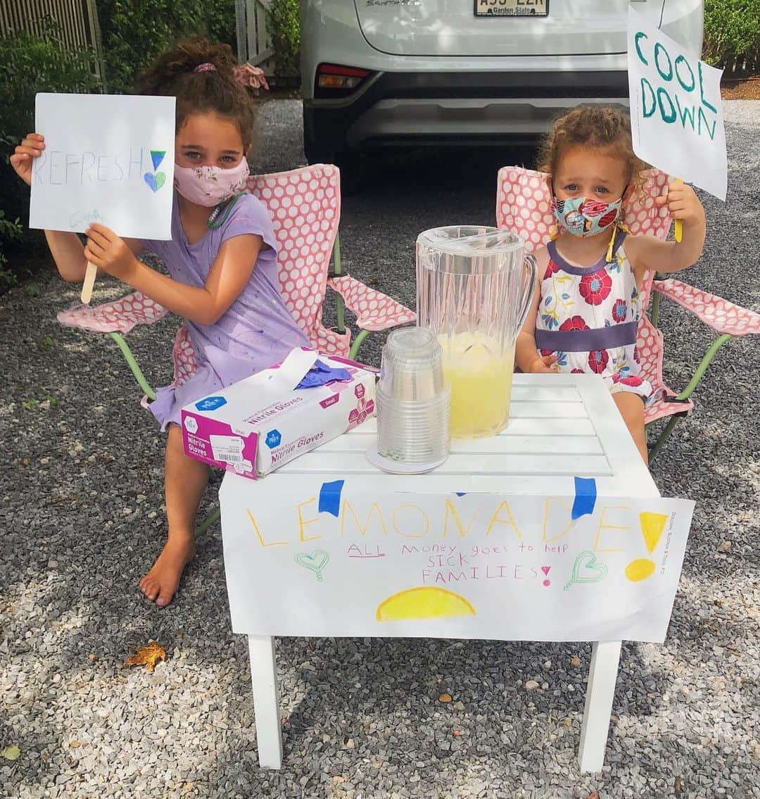 SHAKE SHACKさんのインスタグラム写真 - (SHAKE SHACKInstagram)「Happy #NationalLemonadeDay! 🍋To celebrate, we're featuring two special #ShackCamp campers who used their weekly activity for good by setting up a lemonade stand + donating the proceeds to a local hospital. 💚 #shakeshack」8月21日 1時16分 - shakeshack