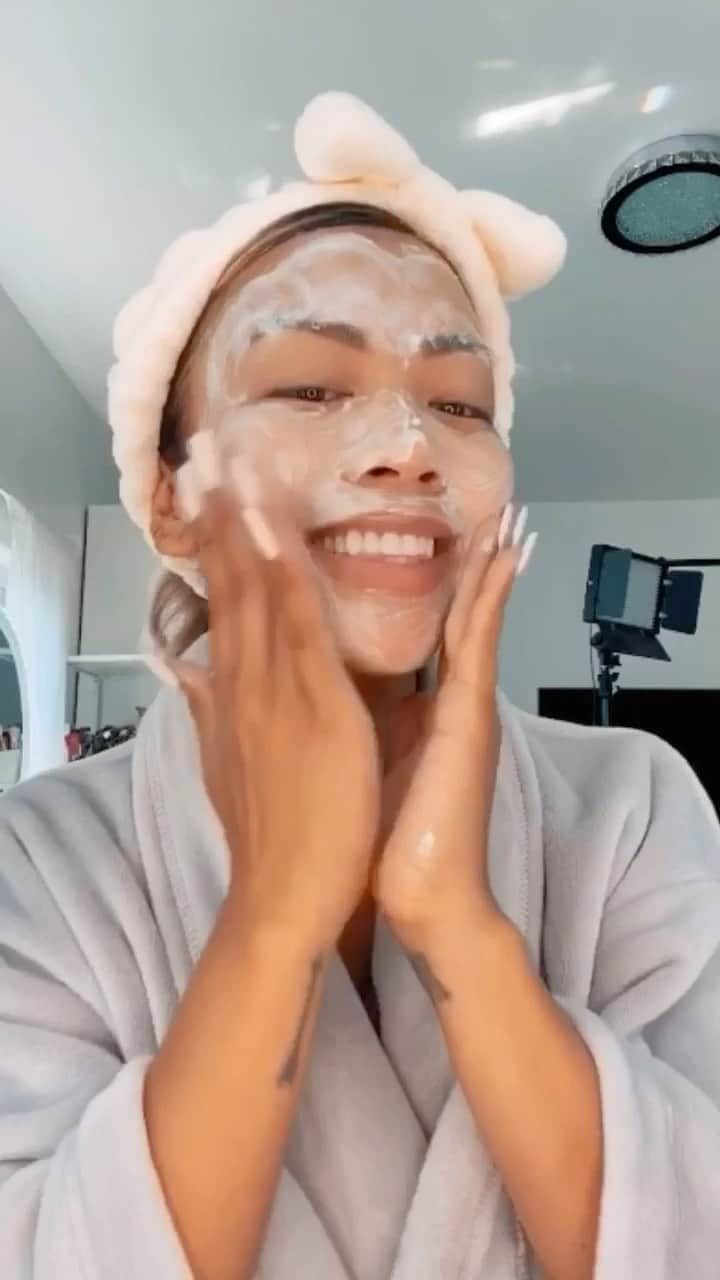 リアン Vのインスタグラム：「Adding this to my morning routine! Loving @dermalogica's new hydro masque exfoliant. It gently exfoliates and hydrates my skin in 1 step leaving my skin feeling super smooth and moisturized! #Dermaloicapartner #feelthespheres」