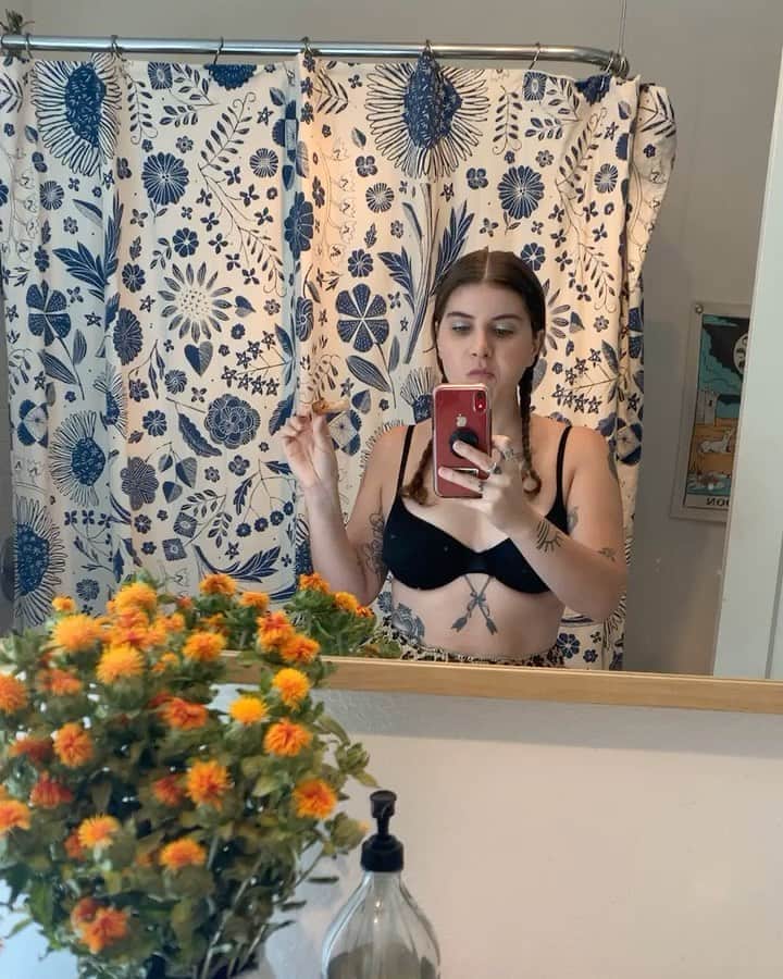 ベスト・コーストのインスタグラム：「hello hi just here to remind you that while this year feels like literal hell on earth, we’re all doing our best and that’s truly all we can do. and also please make sure you’re registered to vote. thank ✌🏻 you ✌🏻」
