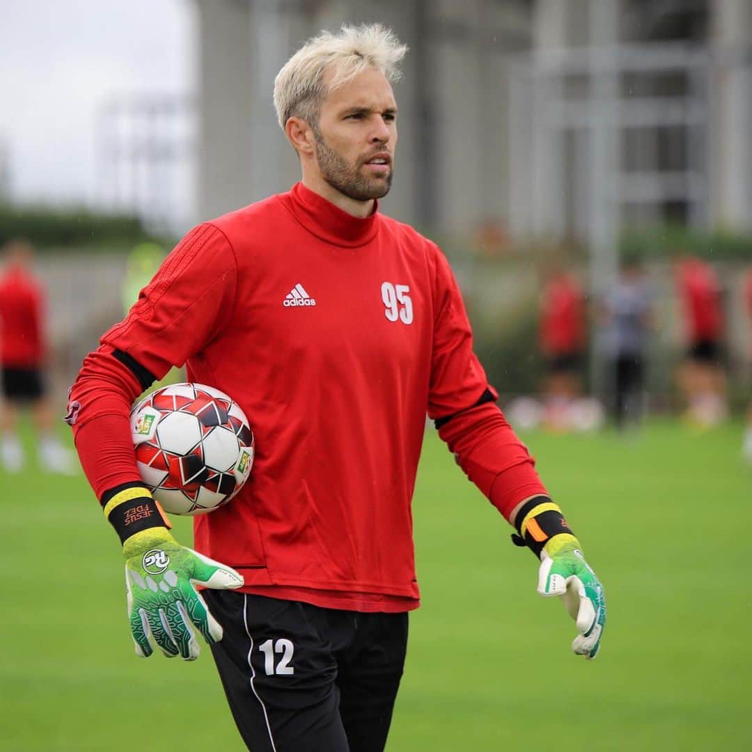 ヘスス・フェルナンデス・コラードのインスタグラム：「Always looking forward!! 💪🏼👊🏼🔴⚪️ #training#sepsiosk#picoftheday #goalkeeper#football @rggoalkeepergloves @manusionline」