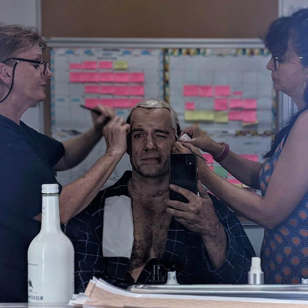 ヘンリー・カヴィルさんのインスタグラム写真 - (ヘンリー・カヴィルInstagram)「No bald cap this year. Just pounds of 2 types of medical tape and some glue.... Removal is a joy. Jacqui and Ailbhe here, though, have the deft touch of angels. Jacqui more so an Angel of Vengeance, but that's all part of her charm.   Oh and for those who may be worrying. All of us are Covid cleared and bubbled 👍🏻. We get tested twice a week up here in Kaer Morhen!   #Witcher2 #CasuallyOpenRobe #CowboyBeard @RathoreJacqui @AilbheLemass」8月21日 1時36分 - henrycavill