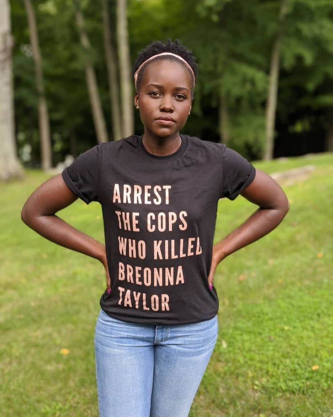 のインスタグラム：「It has been 160 days since Breonna Taylor was murdered in her sleep by Jonathan Mattingly, Brett Hankison and Myles Cosgrove, and they still have not been charged. Too often Black women die from police violence and are forgotten. Keep demanding justice for Breonna and her family and #SAYHERNAME. This campaign and t-shirt were created by @phenomenal in partnership with the Breonna Taylor Foundation, and all proceeds will be donated to the organization.」