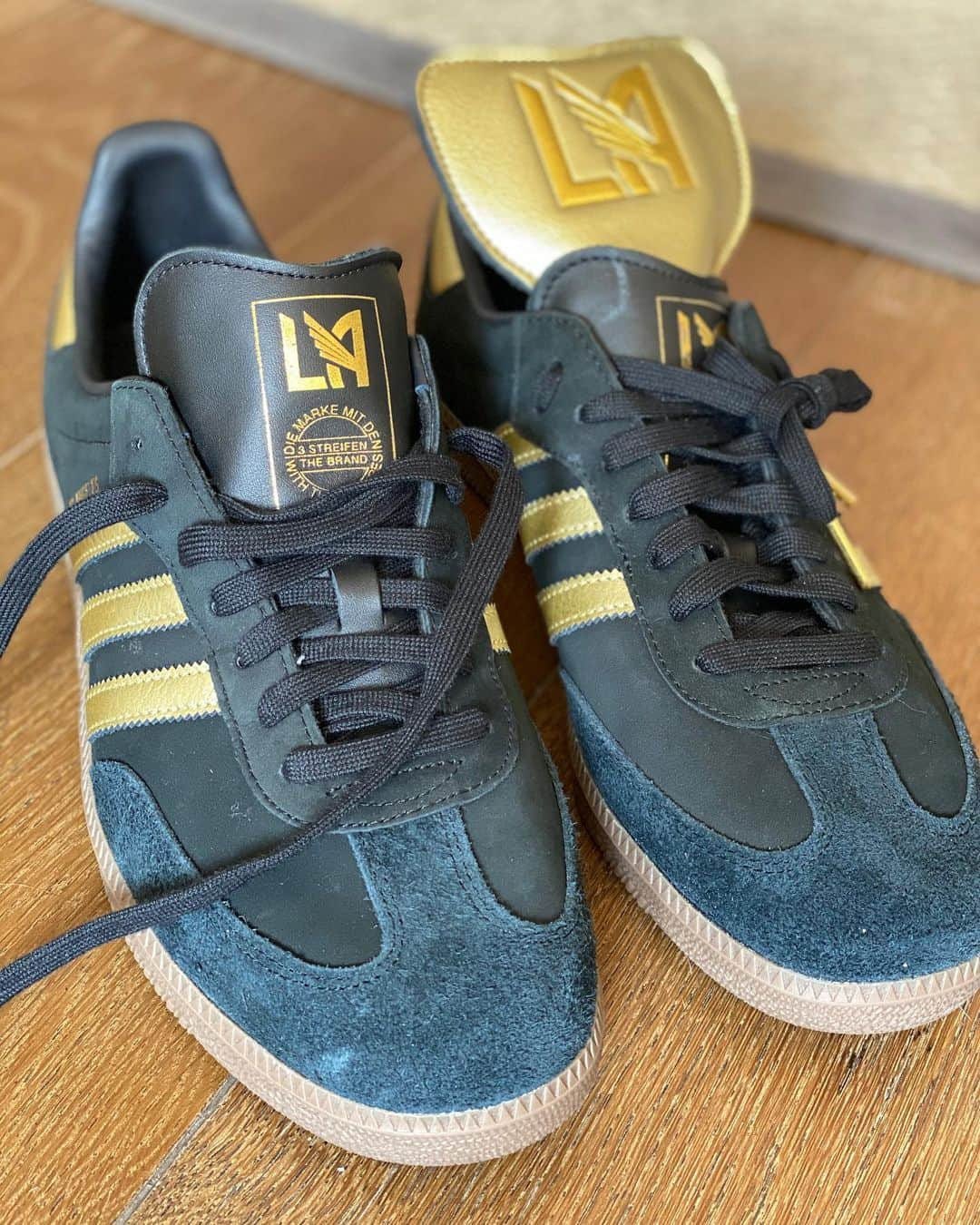 ハイメ・カミールさんのインスタグラム写真 - (ハイメ・カミールInstagram)「‪Mi familia, mi pasión 🖤💛 / My family, my passion 🖤💛 @lafc #samba shoes, available this Saturday, 8/22 at 7am PDT 👉🏼 https://www.adidas.com/us/lafc-samba-shoes/FX9027.html 👈🏼 @adidasla #adidas #lafc #lafc3252 @lafc3252 🙏🏼🙇🏽‍♂️ @lafcrich @adidas #barrioangelino #blackandgold #shouldertoshoulder ✊🏽‬ @timothynickloff 🙌🏼 @lafckristen」8月21日 1時47分 - jaimecamil