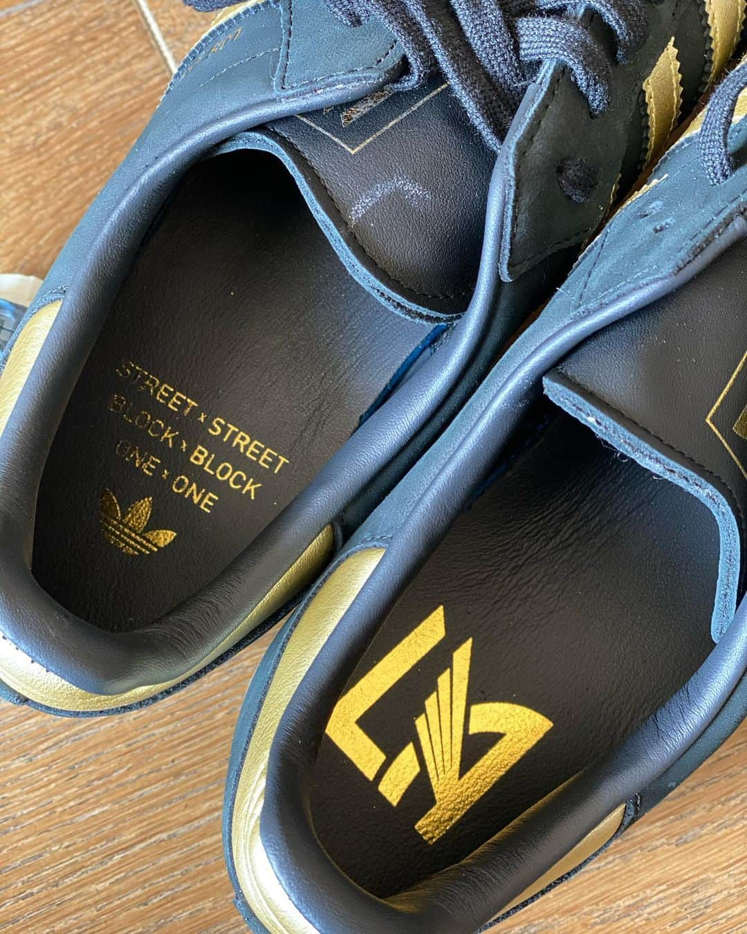 ハイメ・カミールさんのインスタグラム写真 - (ハイメ・カミールInstagram)「‪Mi familia, mi pasión 🖤💛 / My family, my passion 🖤💛 @lafc #samba shoes, available this Saturday, 8/22 at 7am PDT 👉🏼 https://www.adidas.com/us/lafc-samba-shoes/FX9027.html 👈🏼 @adidasla #adidas #lafc #lafc3252 @lafc3252 🙏🏼🙇🏽‍♂️ @lafcrich @adidas #barrioangelino #blackandgold #shouldertoshoulder ✊🏽‬ @timothynickloff 🙌🏼 @lafckristen」8月21日 1時47分 - jaimecamil