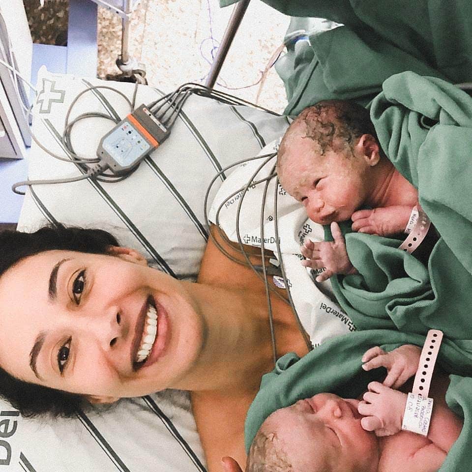 シェイラ・カストロのインスタグラム：「#tbt de hoje com 3 fotos marcantes com minhas pitucas ❤👨‍👩‍👧‍👧 . Primeira foto: logo após o nascimento delas  Segunda foto: já no quarto com minhas pitucas  Terceira foto: primeiro dia dos papais de primeira viagem em casa com essas lindezas . . . #mae #maedegemeas #maedemenina #albumdalizeninna」