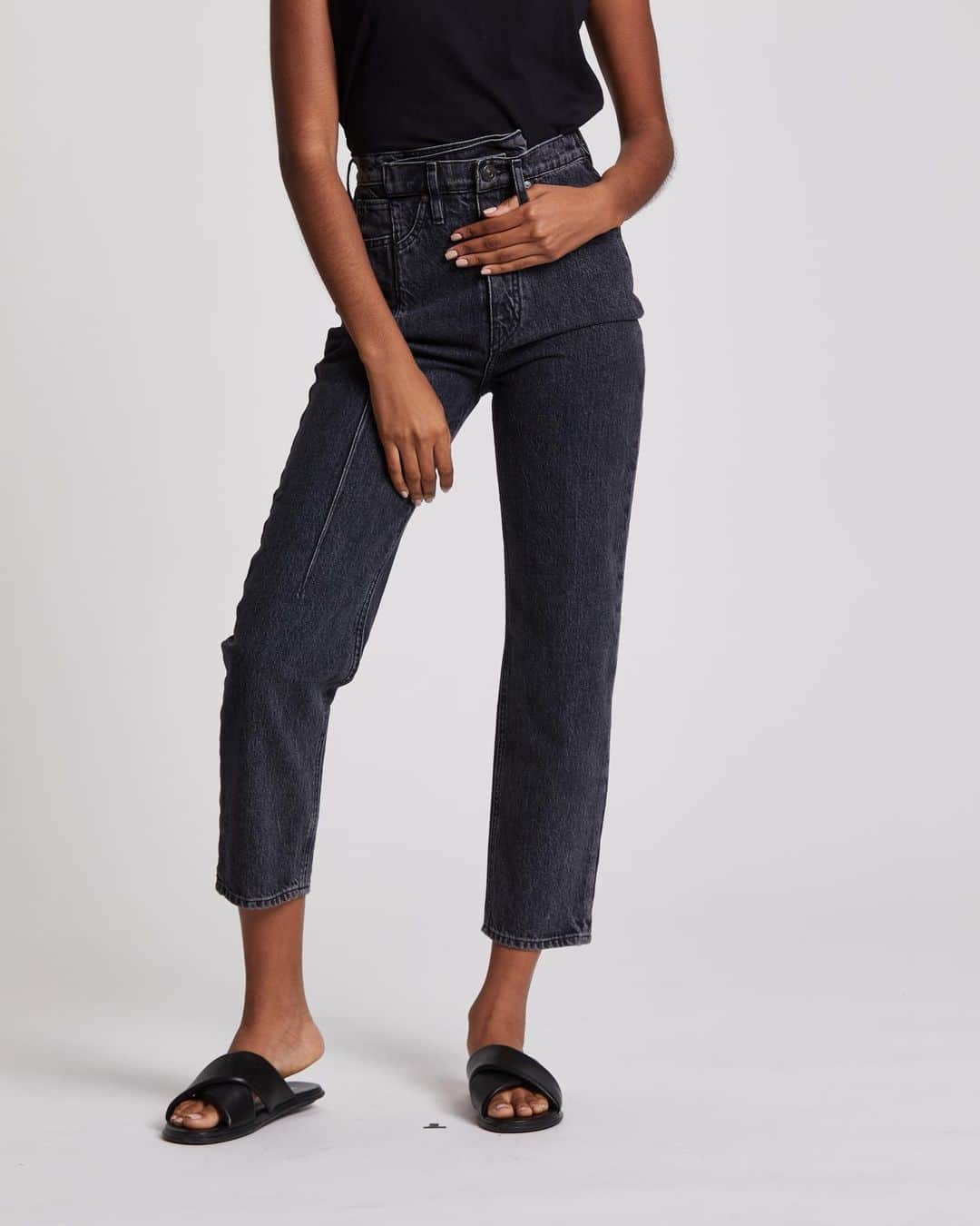 ハドソンのインスタグラム：「What. A. Waist.」