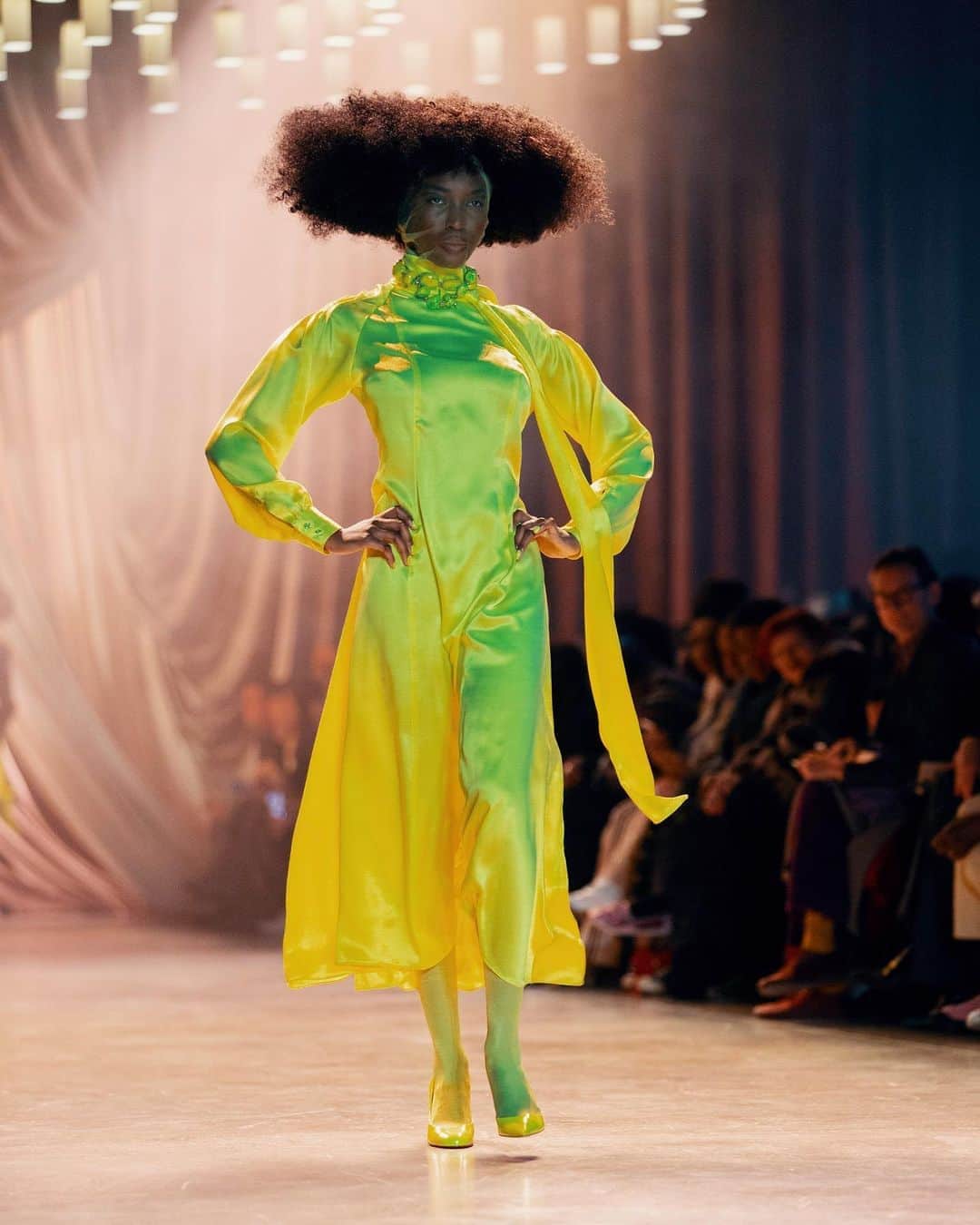 Fashion Weekのインスタグラム：「Today at 3pm EST on @nyfw, professional hairstylist @naeemahlafond – who’s styled NYFW shows for @fenoel, @monsemaison and more – is going live to break down how to re-create one of her favorite @christopherjohnrogers runway looks and share the inspiration behind her styling for last season’s show. ⁠⠀ ⁠⠀ Shown here, a runway look from Christopher John Rogers' February 2020 #NYFW show. 📸 by @frankholliday」