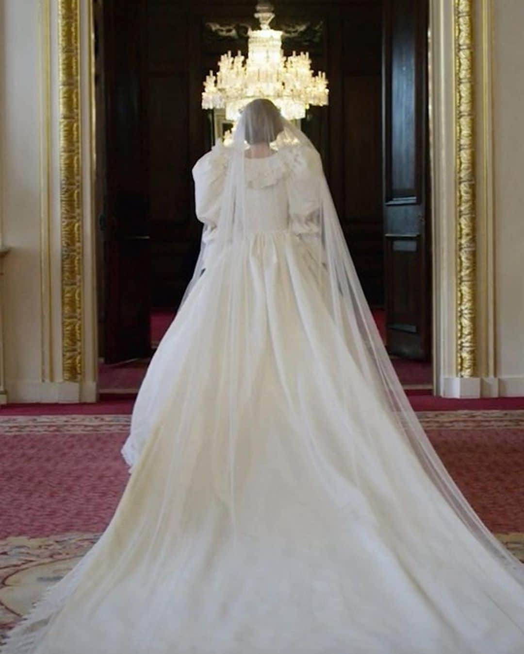 ELLE Magazineさんのインスタグラム写真 - (ELLE MagazineInstagram)「*gasp* THE dress! #TheCrown season 4 trailer is finally here, with a first glimpse at Princess Diana’s iconic wedding gown. Click the link in bio to see the full clip. 👑」8月21日 1時58分 - elleusa