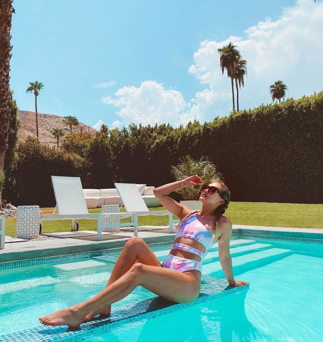 Lauren Riihimakiさんのインスタグラム写真 - (Lauren RiihimakiInstagram)「basic bitch in a pool mode: activated 🌴, new vlog of the Palm Springs house tour!」8月21日 1時59分 - laurdiy