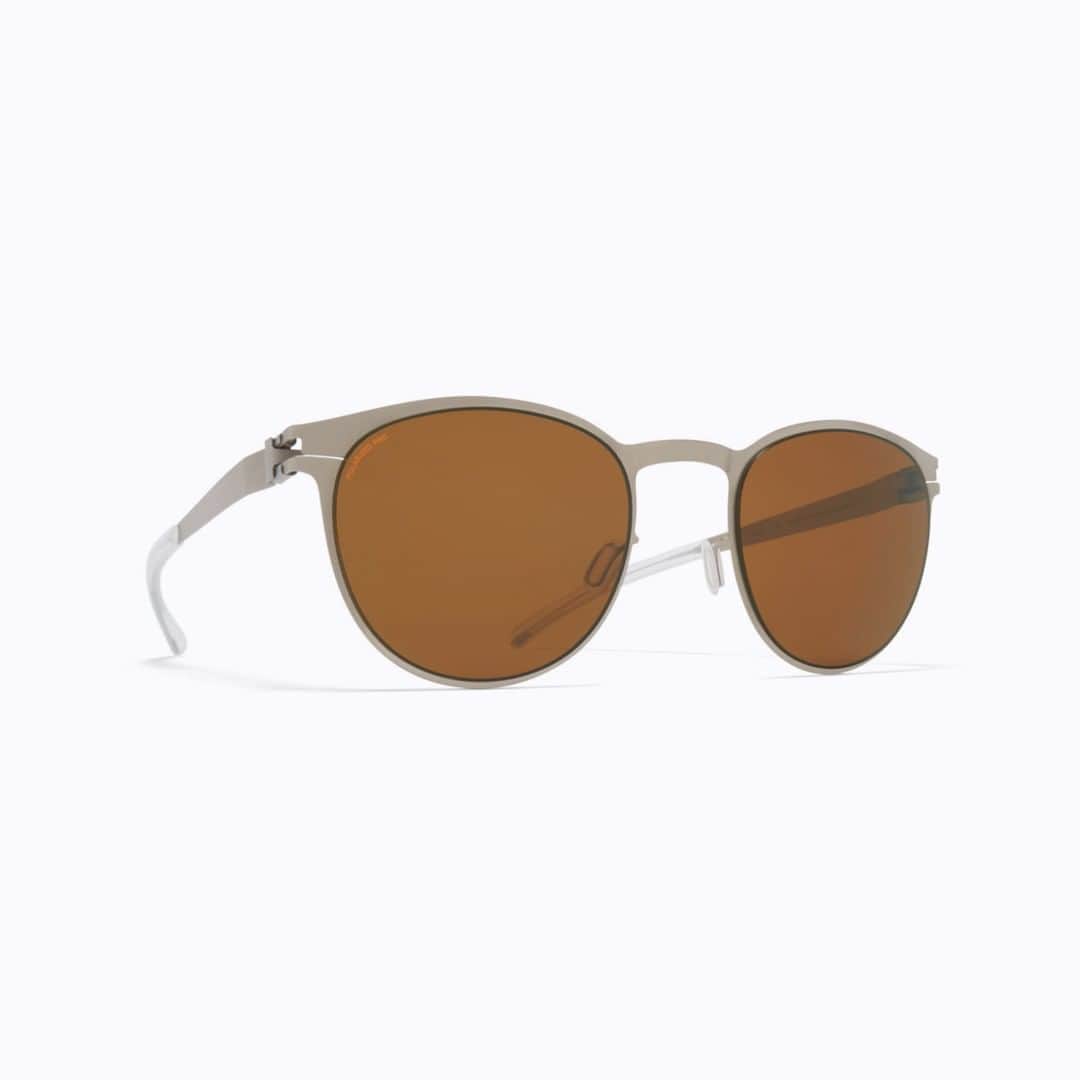 のインスタグラム：「Signature MYKITA style – sunglasses WESTON in Matte Silver and POLARIZED PRO lenses in Amber Brown. Handcrafted at the MYKITA HAUS in Berlin. __ #mykita #handcrafthightech」