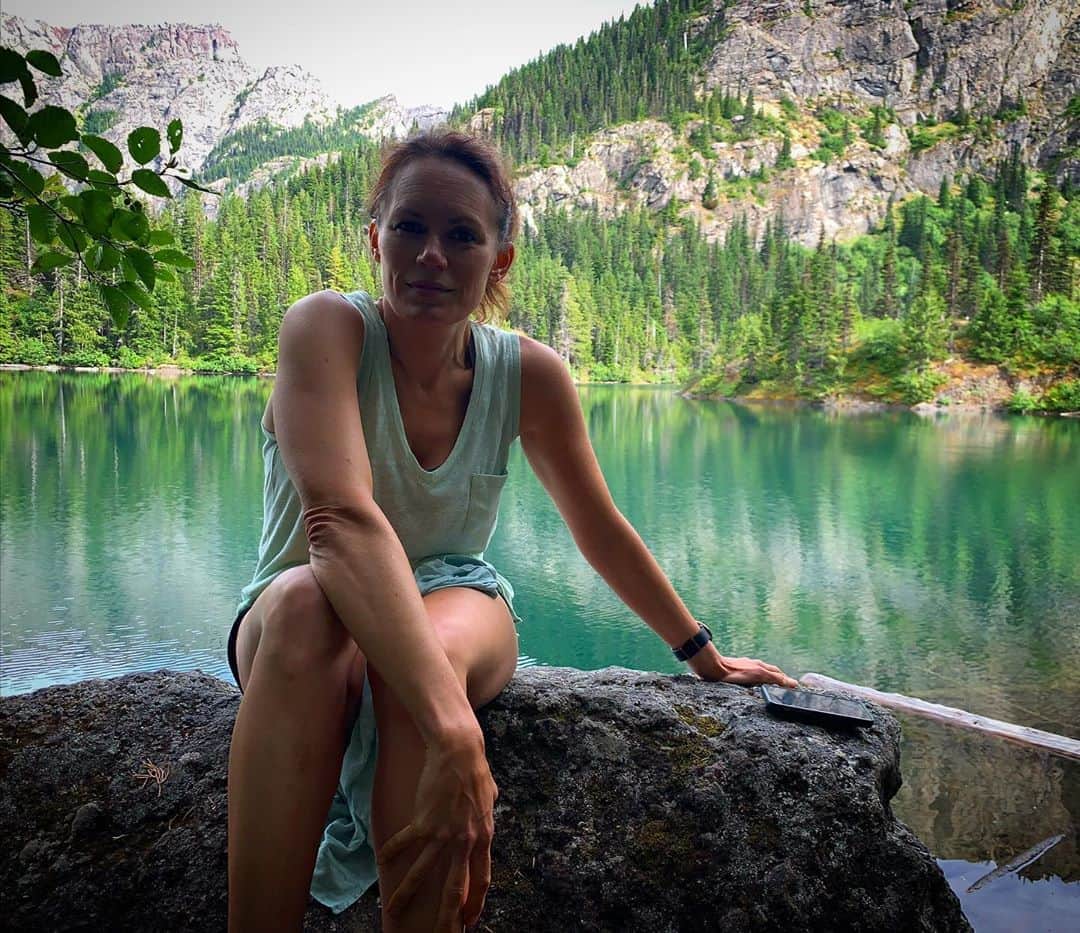 エミリー・スワローのインスタグラム：「Lots of things swimming in our heads these days. Anyone care for a swim in a mountain lake instead? * * * #taketheplunge #themountainsarecalling #seatosky #olympicnationalpark #lakeangeles #unplug #gooutside #nps」
