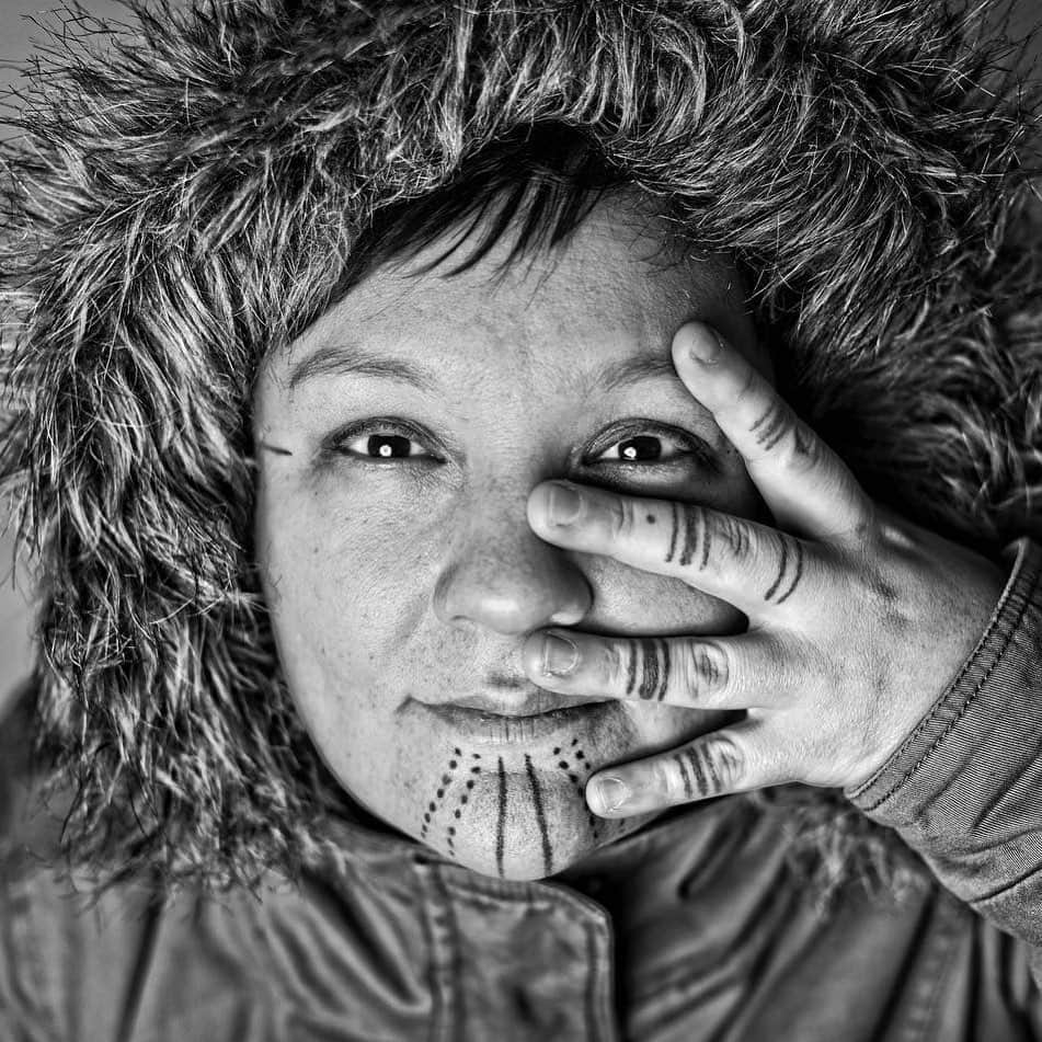 Grace Bonneyのインスタグラム：「Holly Mititquq Nordlum is an Alaskan Native Inupiaq (Inuit) Artist and activist. Holly grew up in and outside the northern village of Kotzebue, Alaska. Nordlum’s work varies in medium but all in attempts to call attention, educate or celebrate the lives of her Indigenous people.  Her traditional tattoo work is a no-machine process which facilitates healing from the traumas of colonization… with traditional patterns combined with in-depth sessions she can foster real change in each individual. And in the end create community in the markings left behind. Her public artwork also educates the Alaskan population about the still surviving tribes of Alaska: their stories, histories and celebrations. @hollywouldif_shecould talks publicly about the systems that continue to colonize her people and keep them from thriving.   In 2004 earned a Bachelor of Fine Art Degree from the University of Alaska, in the last five years she received a Time Warner Fellow with Sundance, an Art Matters grant and a Alaska Humanities Forum grant for her work documenting her traditional tattoo work which was also featured in the New York Times. Just this month she was awarded Rasmuson Fellowship and has previously gotten an Alaska Native Visionary Award, a Rasmuson Project Award, and been a part of the Smithsonian’s NMAI’s Artist Leadership Program.   Holly Nordlum Naniq Design www.naniqdesign.com  Cool side note: Holly and I are going to The Siberian Yupik (In Russia) when Covid lifts to do a traditional tattoo revitalization project— she’ll tattoo and teach, and I’ll photograph. Super exciting! - @matikawilbur of @project_562」