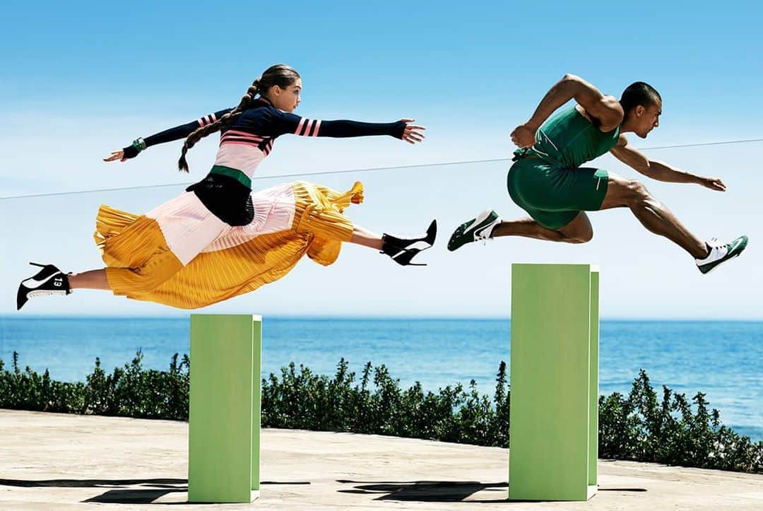 マリオ・テスティーノのインスタグラム：「“Be careful with the heels, Gigi!” That was the first thing I said when I suggested jumping for this image...but in a second she had the shot! It was quite impressive. Almost as impressive as Ashton Eaton, the Olympic champion that had us all in awe and could jump even higher!⁣ _⁣ "¡Cuidado con los tacos, Gigi!", fue lo primero que dije cuando le sugerí saltar para esta imagen…¡pero en un segundo ya tenía la pose! Fue impresionante. Casi tan impresionante como Ashton Eaton, el campeón olímpico que nos tenía a todos asombrados y que podía saltar incluso más alto. ⁣ ⁣ #tbt #TestinoArchive #GigiHadid #AshtonEaton⁣」