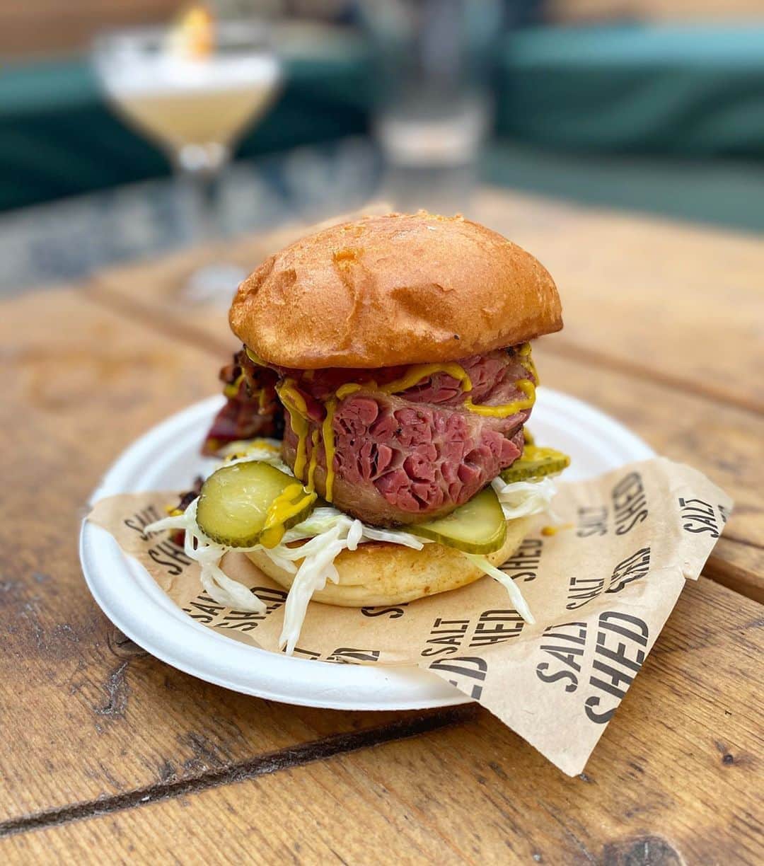Eat With Steph & Coのインスタグラム：「Just LOOK at this unreal pastrami sandwich from @saltshed. The most tender meat I’ve EVER had, and no surprise as it’s smoked for 12 hours!!  PR INVITE but I would pay for this every day 😂 especially when they’re doing eat out to help out!! #bargain 📷 @thetessaproject  #pastrami #saltshed #pastramisandwich #pergola #pergolaolympia」