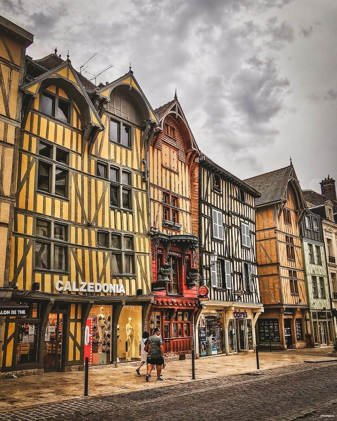 nathparisのインスタグラム：「MAISONS À COLOMBAGES COLORÉES 🏠... . 24h d’escapade dans cette merveilleuse ville de Troyes. Un bonheur d’arpenter la vieille ville et ces maisons colorées 😊 Une belle découverte à moins de 1h30 de Paris en train. Connaissez-vous Troyes ? . COLORFUL TIMBER HOUSES 🏠 ...  .  24 hour getaway in this wonderful city of Troyes.  A pleasure to walk around the old town and its colorful houses 😊 A great discovery less than 1h30 from Paris by train.  Do you know Troyes?」