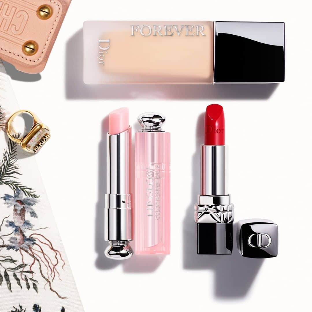 クリスチャンディオールさんのインスタグラム写真 - (クリスチャンディオールInstagram)「Get a luminous face and colorful lips with the Dior Makeup summer essentials! Don't forget to take your jewels and Mitzah for the perfect summer look! • DIOR FOREVER 2N DIOR LIP GLOW 001 Pink ROUGE DIOR 999 • #diormakeup #diorlipglow #rougedior @diormakeup」8月21日 2時02分 - dior