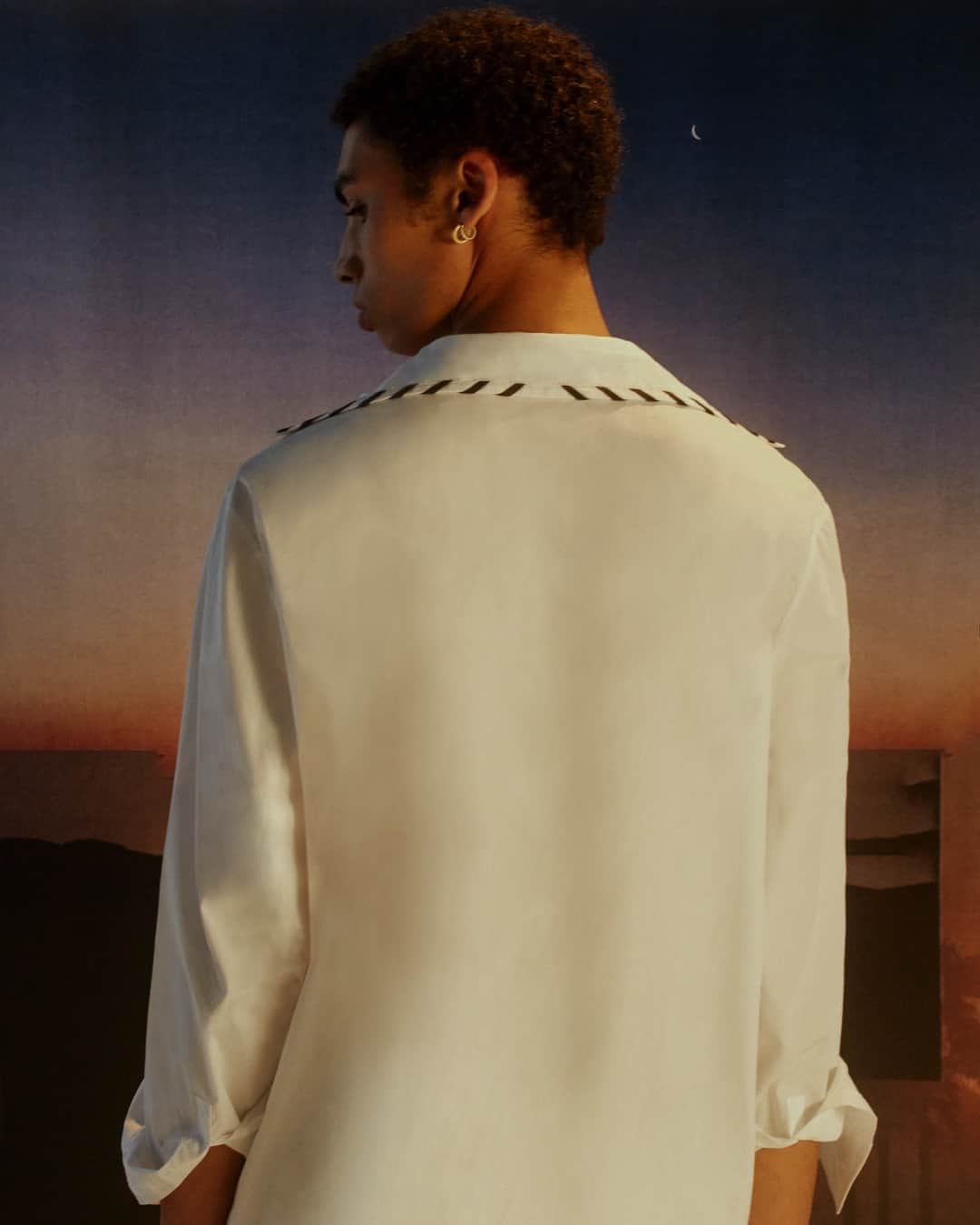 カシミ オムのインスタグラム：「Fitted shirt with whipstitch detail on the collar. Available online in white, marine and atmosphere. Discover more via link in bio 👆🏻  #qasimiaw20 #qasimi #details」
