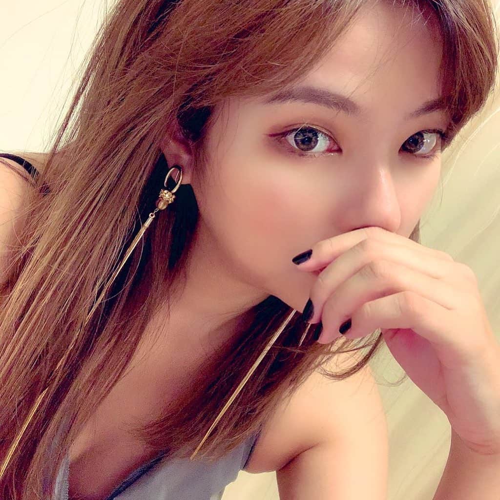 松尾幸実のインスタグラム：「子供の頃から繰り返すニキビとニキビ跡がコンプレックスだったんですけど、去年出会ったクリニックと先生のおかげで新しいニキビは出来なくなってコメド的なものも一つ残らず無くなりました✨ ニキビ跡の治療で今も通っているけど、どんどん綺麗になっていく肌を毎朝見るのが嬉しくて楽しくて😸  あと肌が綺麗になってから、フェイスパックを使うと効果がよくわかるようになった。 肌荒れしてる時はパックしても全然気休めで、悪化する事もあった。私の肌はいいパック使ってもダメなんだ…と落ち込む事で美容に対する意欲も意識もボロボロだった。  30代のスキンケアは努力しただけ効果がハッキリ出る事がわかって、これからも自分の為に惜しみなく手をかけてあげようと思いました  （ニキビ治療のクリニックはメールで答えていましたが、挨拶すら出来ない人が多くて辟易したのでやめまーす）  #スキンケア　#ニキビ　#ニキビ治療」