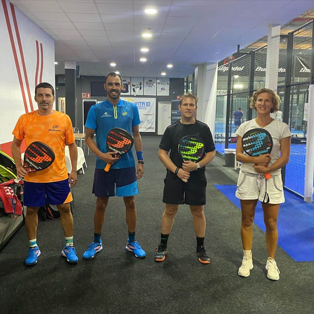 ジョルディ・コディーナのインスタグラム：「Partidazo... y otra paliza a correr... 😂😂😂 @raulrh77 @javi.guerrero10 @wakoniggsports @bullpadelsport #bullpadelteam」