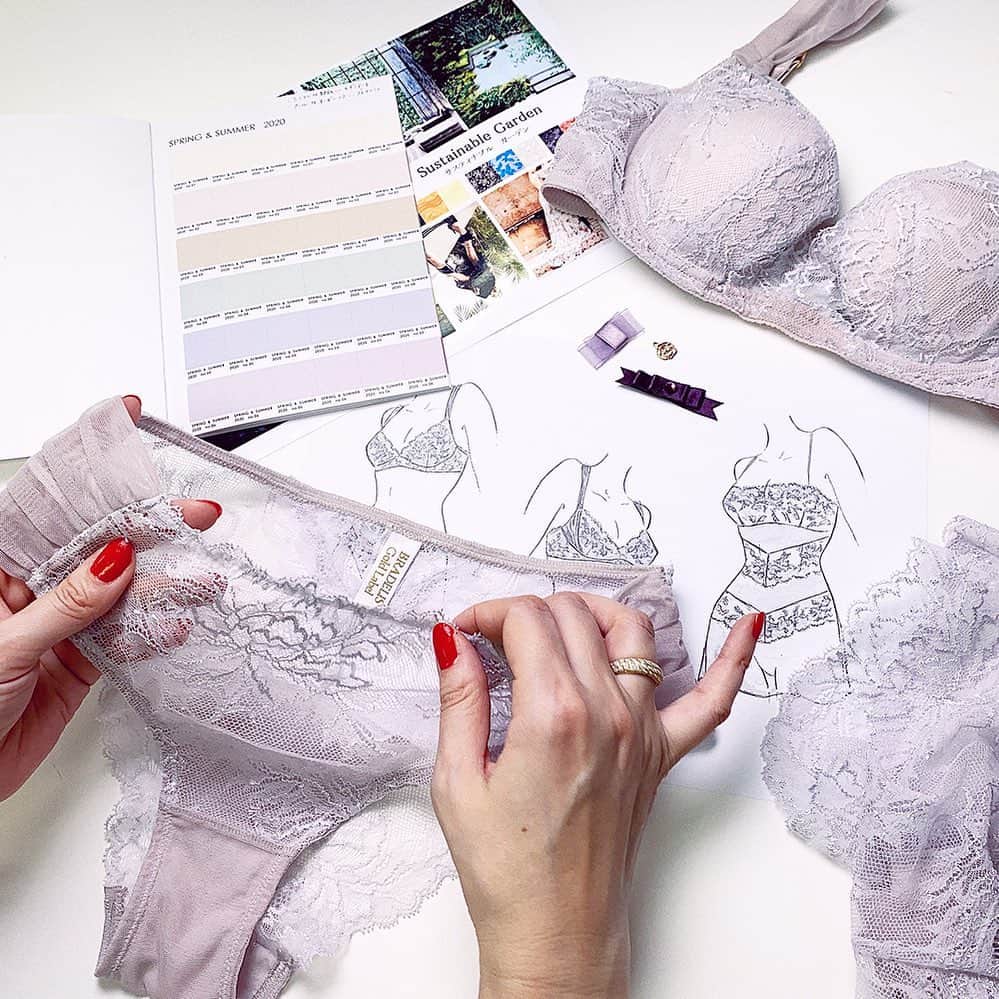 ブラデリスさんのインスタグラム写真 - (ブラデリスInstagram)「We listen. We care. Our mission is to create lingerie that makes women happy and feel confident by reflecting our customer’s voices into every product we make ❤️ #bradelisny #bras #lingerie #japanesefashion」8月21日 2時14分 - bradelisny