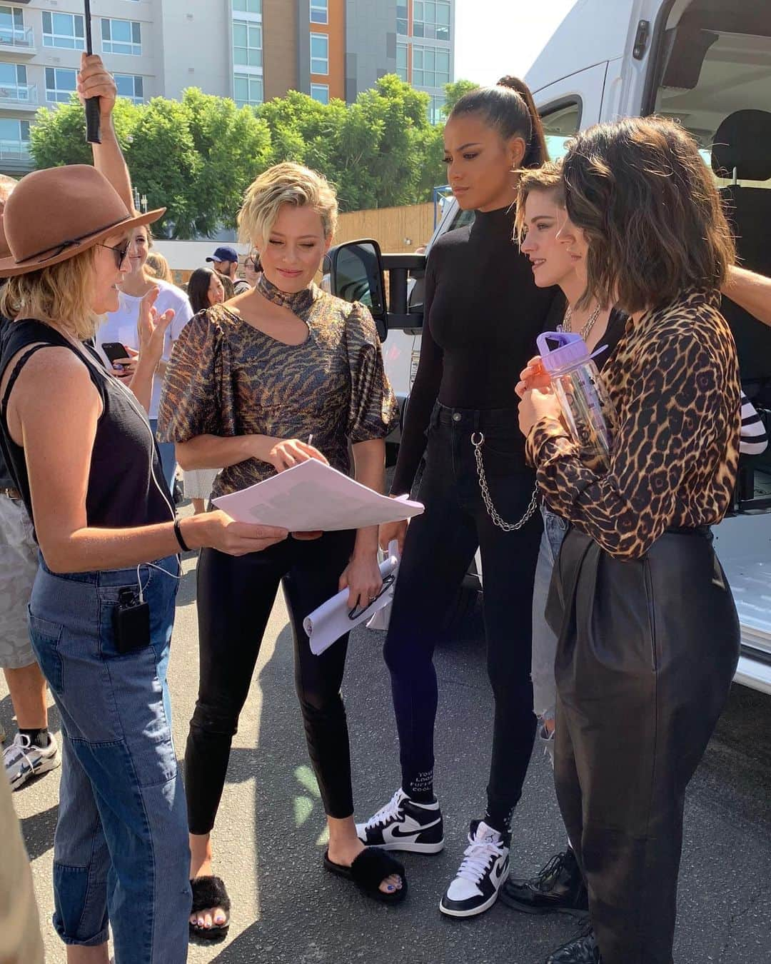 エリザベス・バンクスさんのインスタグラム写真 - (エリザベス・バンクスInstagram)「#TBT to #SetLife with my @CharliesAngels. Let’s be safe & smart so we can get back to making the magic happen.」8月21日 2時14分 - elizabethbanks