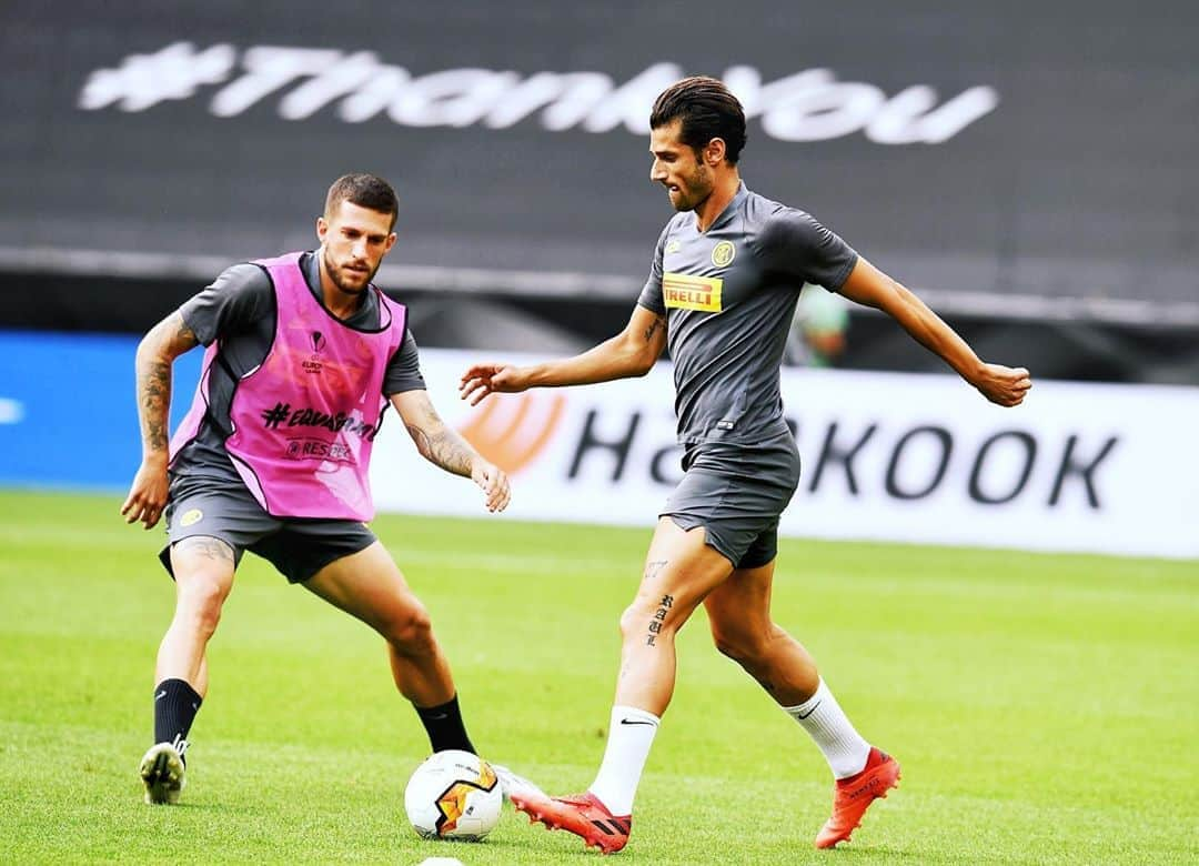 インテルナツィオナーレ・ミラノさんのインスタグラム写真 - (インテルナツィオナーレ・ミラノInstagram)「AFTERNOON TRAINING 📸🏟 #UELFinal tomorrow! How do you feel? #Inter #ForzaInter #UEL #EuropaLeague #Football」8月21日 2時07分 - inter