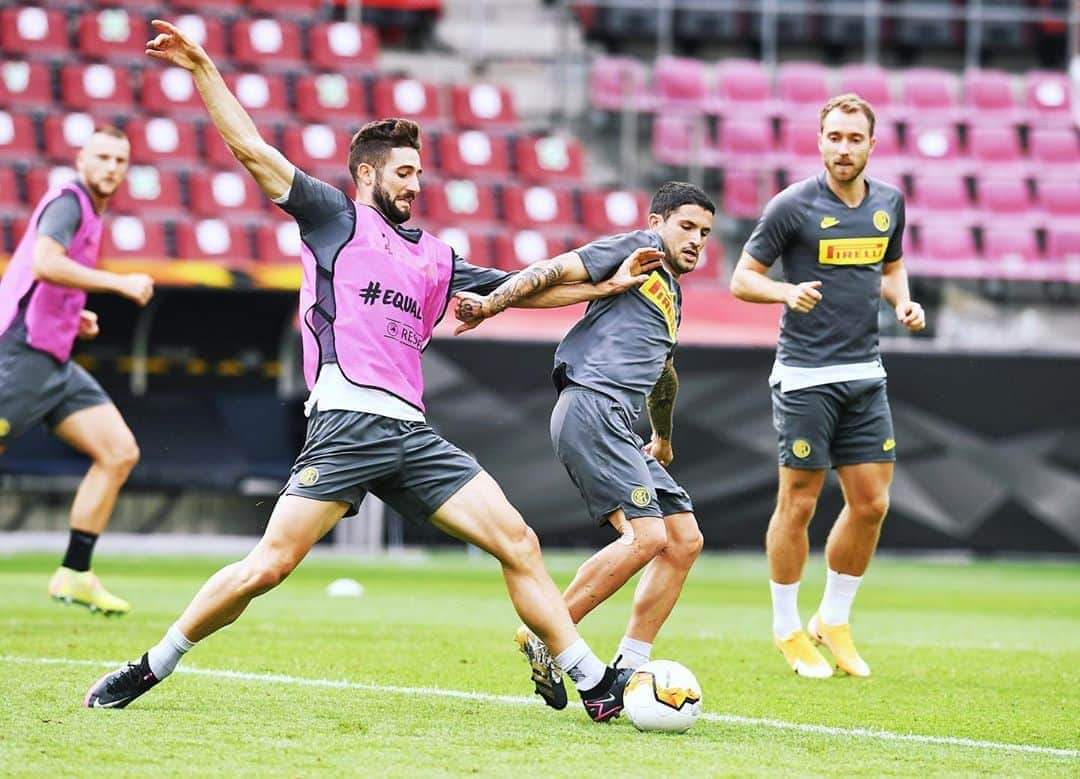 インテルナツィオナーレ・ミラノさんのインスタグラム写真 - (インテルナツィオナーレ・ミラノInstagram)「AFTERNOON TRAINING 📸🏟 #UELFinal tomorrow! How do you feel? #Inter #ForzaInter #UEL #EuropaLeague #Football」8月21日 2時07分 - inter