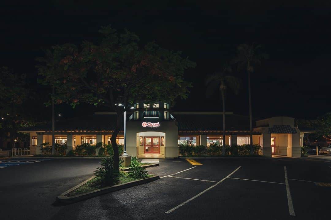 Zippy's Restaurantsのインスタグラム：「WE ARE STILL OPEN: Kapolei, Vineyard, Makiki, Mililani and Kahului restaurant dine-in service is open daily from 6 a.m. to 10 p.m.」