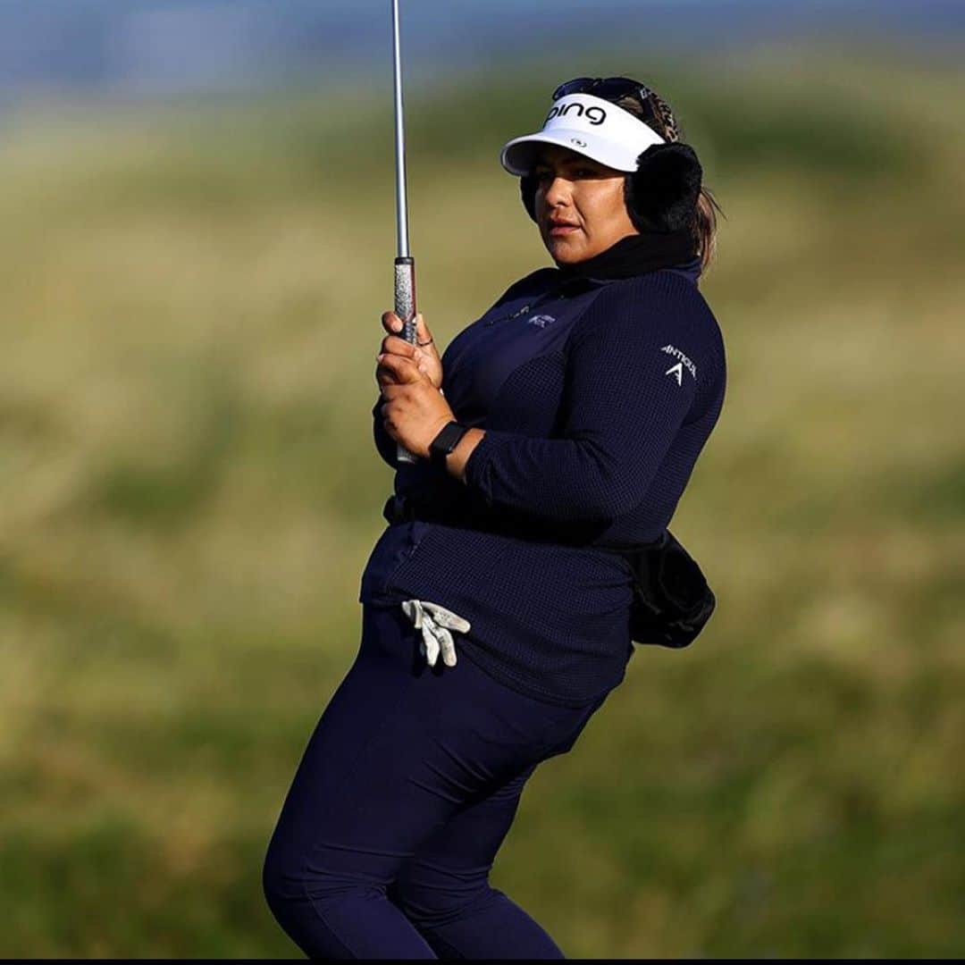 リセット・サラスのインスタグラム：「🏴󠁧󠁢󠁳󠁣󠁴󠁿 brings out my earmuff look! Little bit of a shaky front nine but kept us in play off the tee all day. You know you're at the British Open when drives can sometimes go 210 and others 315 (💨🙋🏽‍♀️) @aigwomensopen」