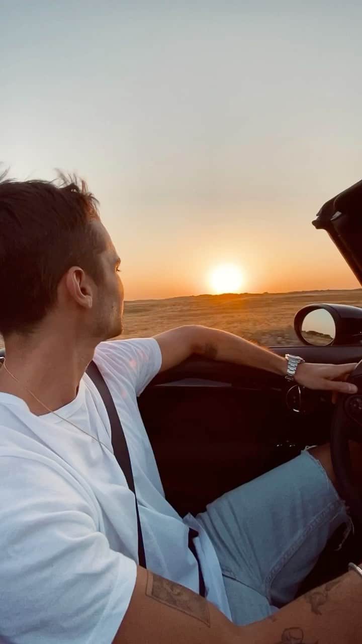NICOLAS SIMOESのインスタグラム：「Chasing for sunset during a drive along the beach 🧡」