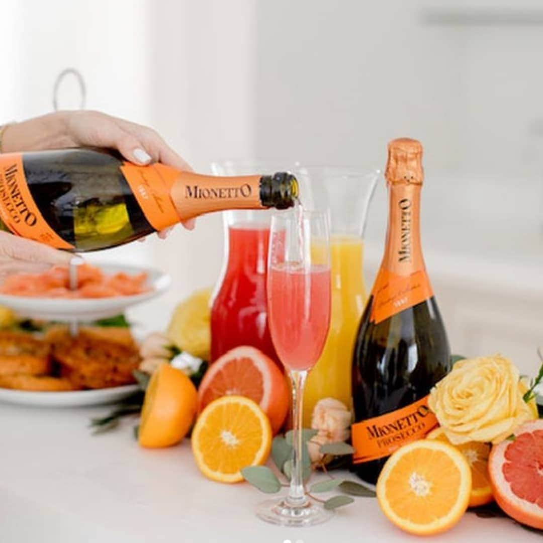 Mionetto Prosecco Suomiさんのインスタグラム写真 - (Mionetto Prosecco SuomiInstagram)「🍹 Mimosa on yksi maailman tunnetuimpia drinkkejä - tuorepuristettua appelsiinimehua ja Mionetto Proseccoa. That's it 💛. Tutustu myös muihin Mionetto Prosecco -pohjaisiin drinkki-ideoihin @mionettoproseccofinland kohokohdissa, kohdassa "drinkkivinkit". #mionettoprosecco #prosecco #drinkki #kuohuviini #kuplivaa #mimosa」8月21日 2時33分 - mionettoproseccofinland