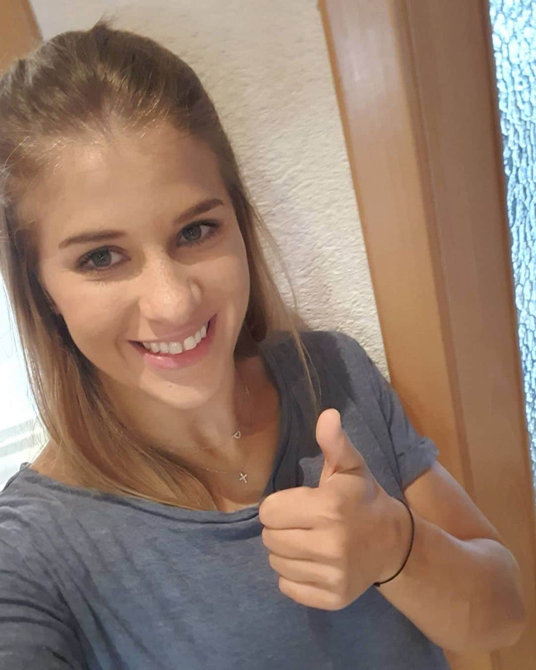 エリザベト・ザイツのインスタグラム：「Hey Leute - mir geht es schon wieder viel besser und mein Corona-Test ist auch negativ. Zum Trainingslager nach Frankfurt werde ich nicht mehr anreisen - stattdessen lasse ich die Erkältung zu Hause abklingen und bewege mich hier ein wenig. Ab nächster Woche steige ich hoffentlich wieder vollständig ins Training ein 🤩  Wer von euch hat auch einen Covid19-Test gemacht?」