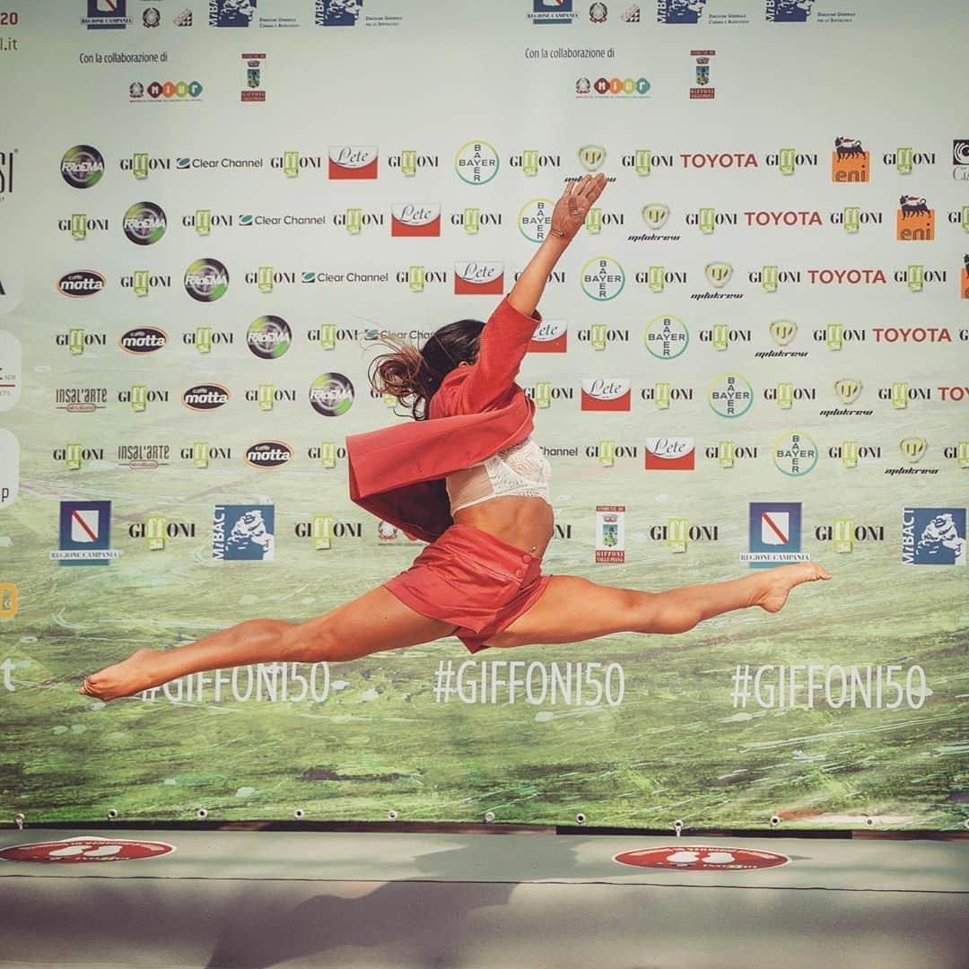 バネッサ・フェラーリのインスタグラム：「Come salgo sul palco del Giffoni Film Festival❓🎥🤔 🦋🌪️ 🤸🏻‍♀️😜 Grazie mille a @toyota_italia per la fantastica esperienza❣️ 😘👌  #Giffoni50 #StartYourImpossible #ToyotaTeam  #vanessaferrari #gymnastics」