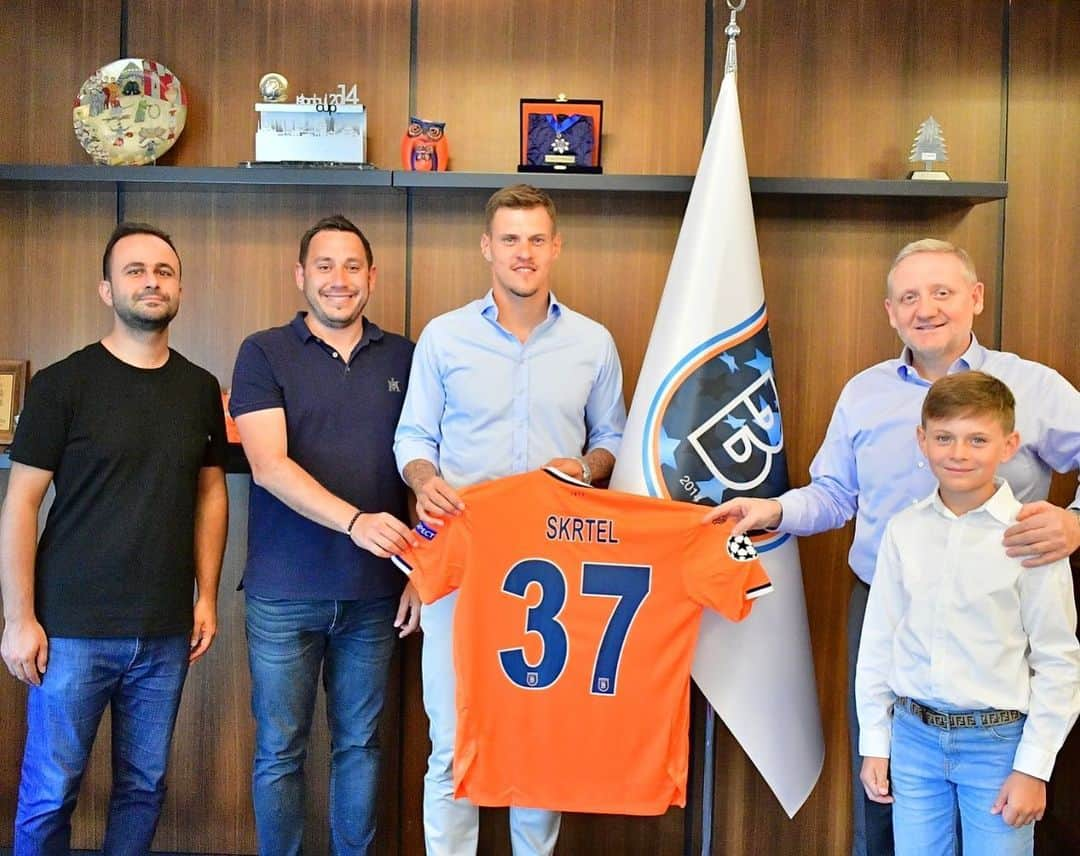 マルティン・シュクルテルさんのインスタグラム写真 - (マルティン・シュクルテルInstagram)「Im very happy to extend my stay and be part of @ibfk2014 family for one more season!really enjoyed last season and i believe that we can continue in the same way next season too.🦉」8月21日 2時56分 - martin37skrtel