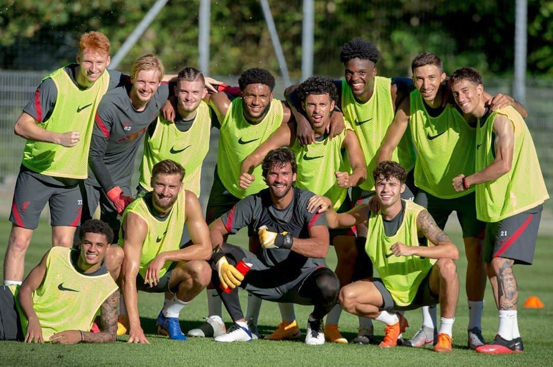 リヴァプールFCさんのインスタグラム写真 - (リヴァプールFCInstagram)「𝗬𝗼𝘂𝗻𝗴 🆚 𝗢𝗹𝗱 training match... Here’s the winning team 😬📸 #LFCPreSeason #LFC #LiverpoolFC」8月21日 3時06分 - liverpoolfc