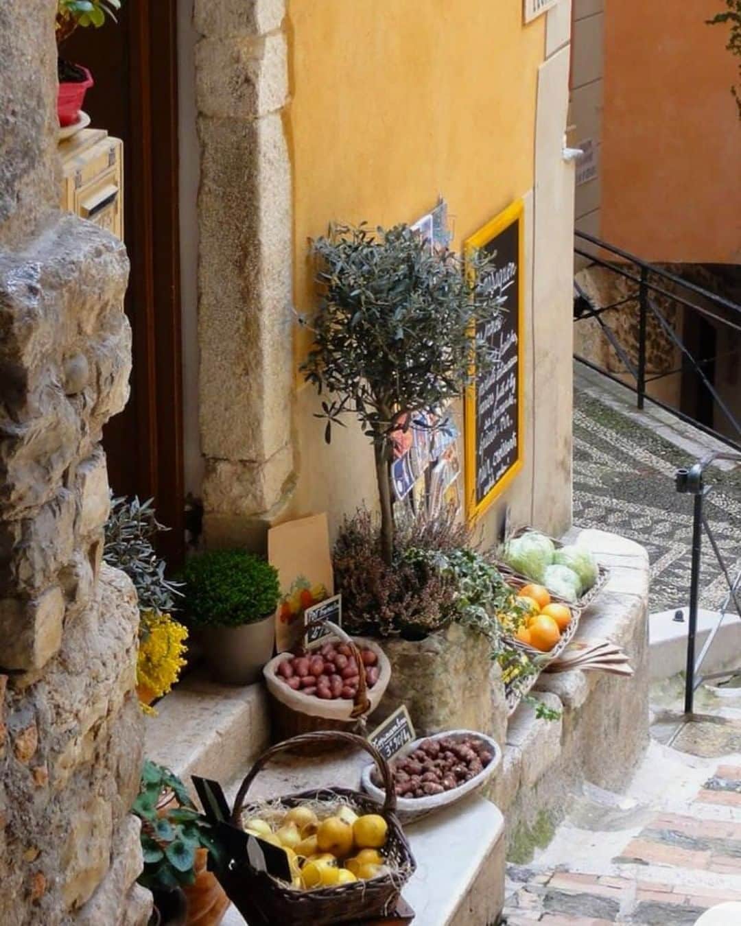 のインスタグラム：「When visiting Provence, we recommend you explore the little towns and villages on foot. You never know what treasures you might find around the corner! 🍋#Regram 📸 @dinoueinprovence #LOccitane #Provence #ProvenceLifestyle #VisitSouthofFrance #SouthStreet #Village #Discover #France #TravelFrance #VisitFrance #SummerinProvence」