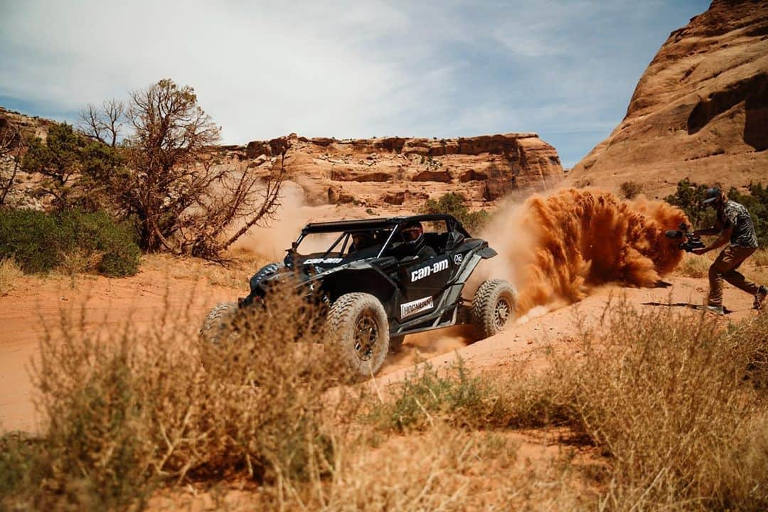 ケン・ブロックさんのインスタグラム写真 - (ケン・ブロックInstagram)「On this episode of “Dirty Jobs” @WillRoegge gets ROOSTED for the shot! Ha. Epic times were had in Moab - and you can see this shot and more rad desert shredding and rock crawling action by clicking the link in my bio. #dirtywork #Moab #CanAmMaverickX3」8月21日 3時03分 - kblock43