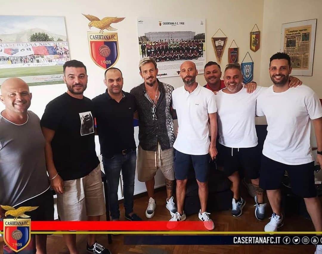 アントニオ・フローロ・フローレスのインスタグラム：「Adesso che è ufficiale posso esprimere tutta la mia felicità per questa bellissima occasione che mi è stata concessa dalla @official_casertana_fc . Nella mia vita ho sempre messo il cuore in tutto quello che ho fatto e anche in questa nuova avventura sarà così. Mi auguro di poter raggiungere obiettivi importanti ancora con questa maglia. Da giocatore non è stato possibile per le tante vicessitudini, ma ci metterò tutto me stesso per riuscirci in questo mio nuovo ruolo. Il mio ringraziamento va alla famiglia D’Agostino e al direttore Violante per questa grande opportunità.」