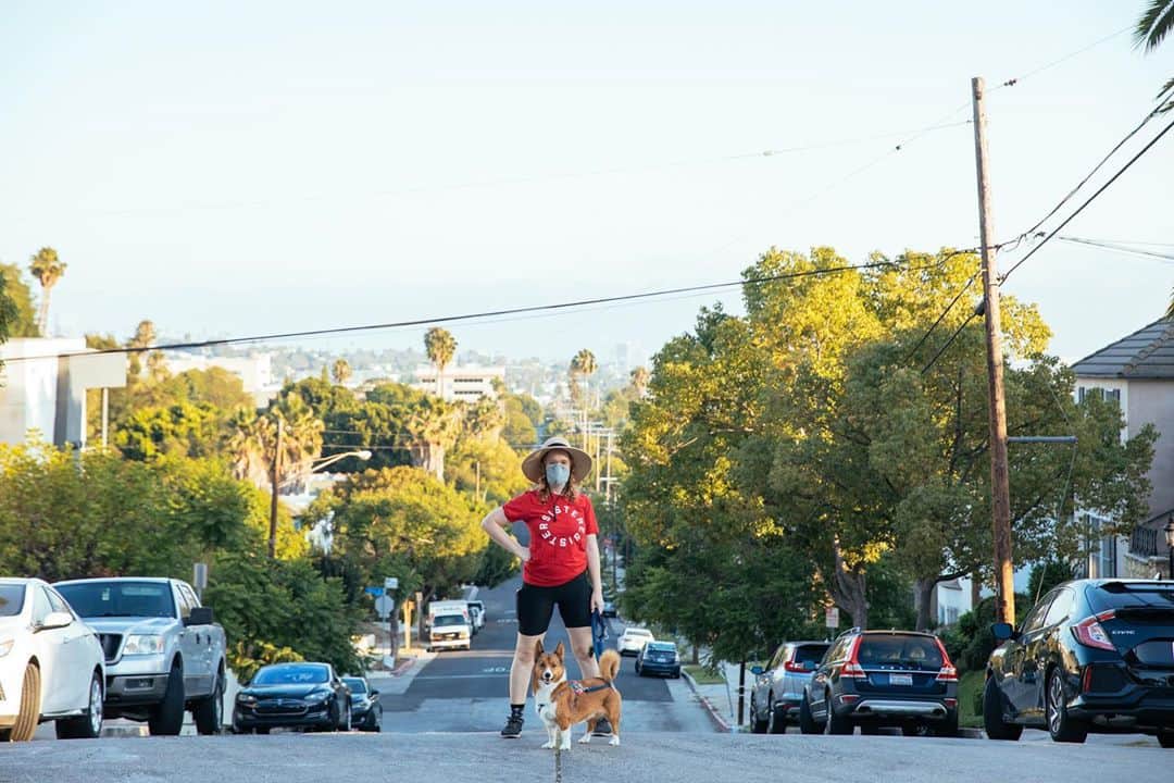 ローレン·ランドルフのインスタグラム：「Sometimes these long dog walks through our neighborhood have been the highlight of my days these last couple months.」
