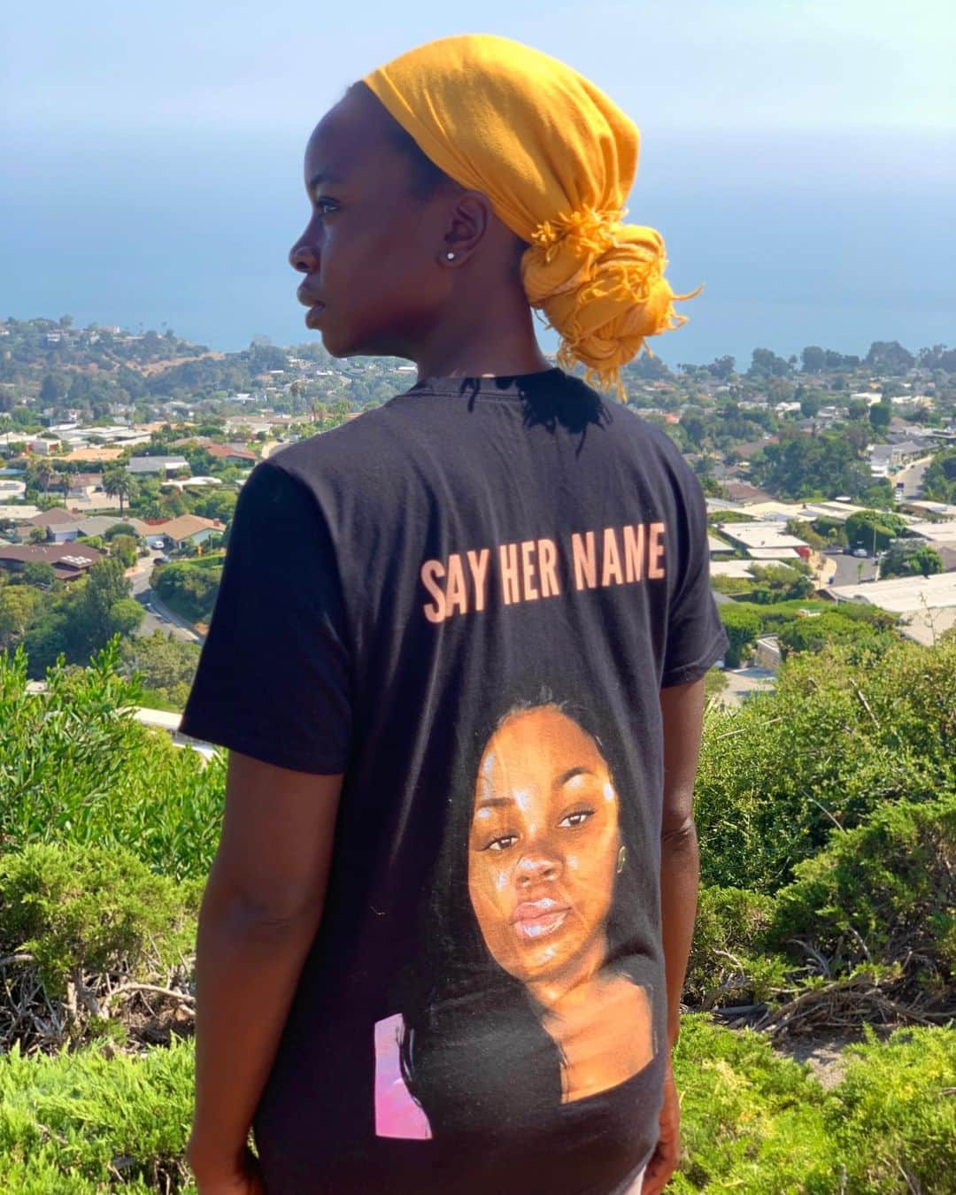 のインスタグラム：「It’s been 160 days since Breonna Taylor was murdered in her home by Jonathan Mattingly, Brett Hankison, and Myles Cosgrove—and her killers have not been charged. Too often Black women who die from police violence are forgotten. Let’s stay loud, keep demanding justice for Breonna and her family, and SAY HER NAME. Proud to stand with WNBA players in joining this campaign, created by @phenomenal in partnership with the Breonna Taylor Foundation, to which all profits from tees will be donated. (Art by @arlyn.garcia)」
