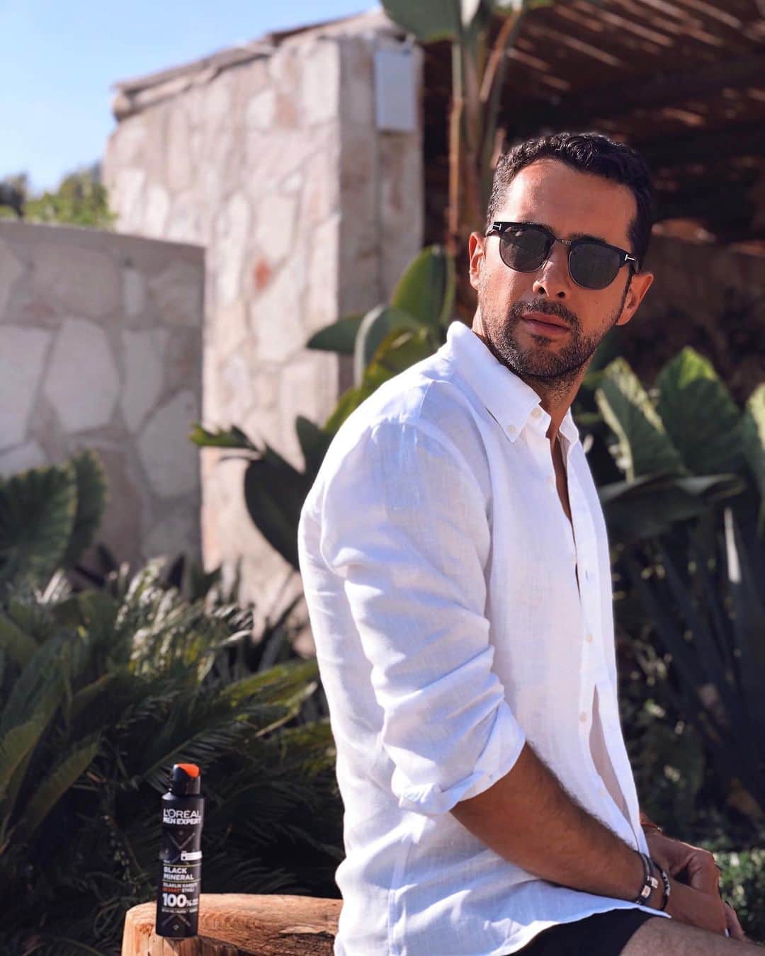 Sezgin YILMAZのインスタグラム：「Artık biz buna değeriz deme sırası bizde! L'Oréal Paris'in erkeklere özel Men Expert markası hem uzun süre etkili koruması hem de kokularıyla benden tam not aldı 💯 Sizler için sadece Migros'larda satılan Black Mineral serisini denedim. Islaklık karşıtı, 48 saat etkili deodarantı ve arındırıcı duş jeli çok başarılı, bavulumda kalıcı yerini aldı bile 🧳」